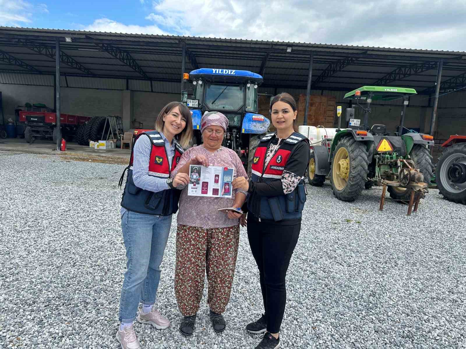 AYDIN’IN SÖKE İLÇESİNDE JANDARMA EKİPLERİ TARAFINDAN KADES UYGULAMASI TANITILIRKEN, KADINA