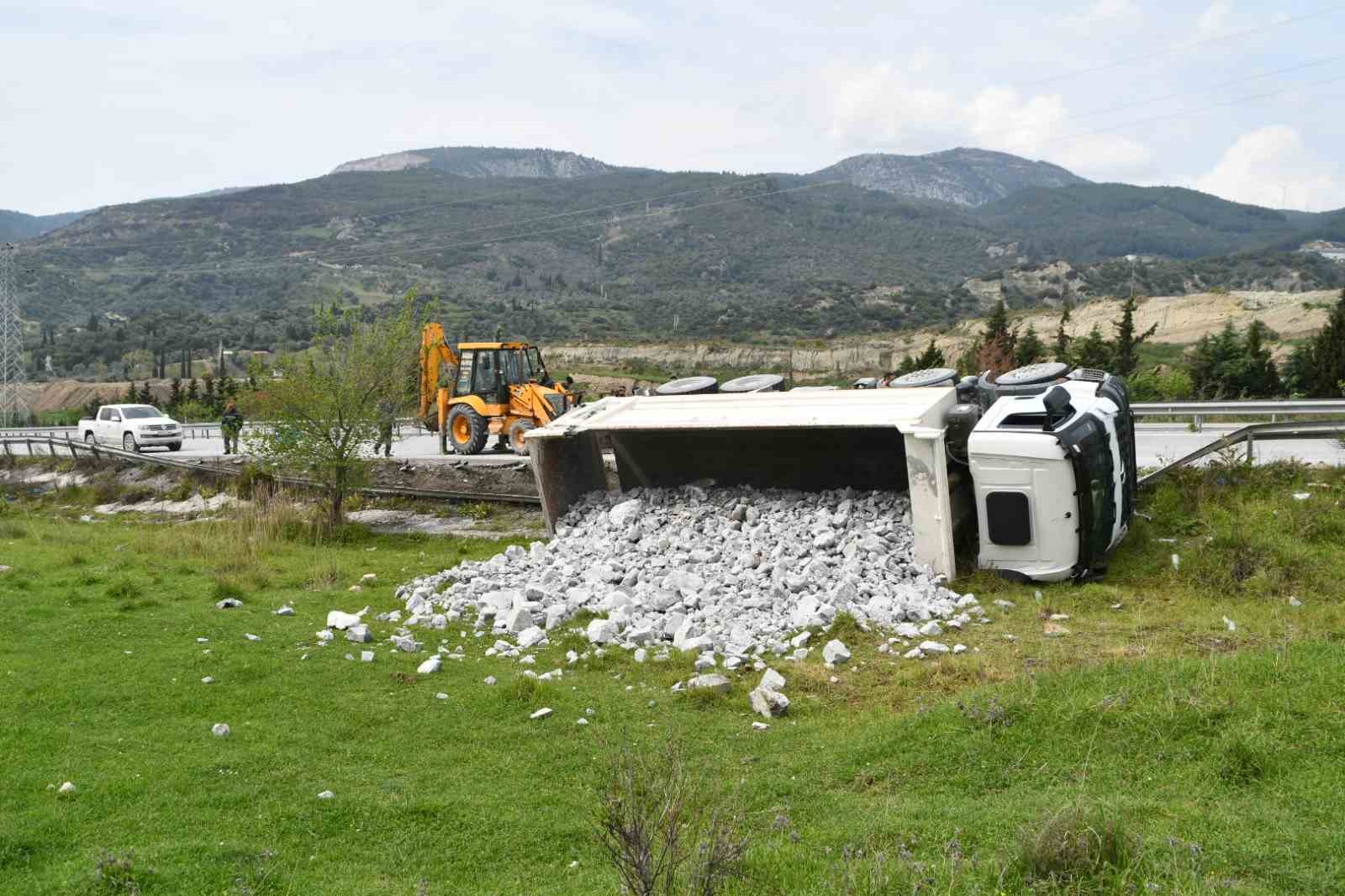 TAŞ YÜKLÜ KAMYON DEVRİLDİ