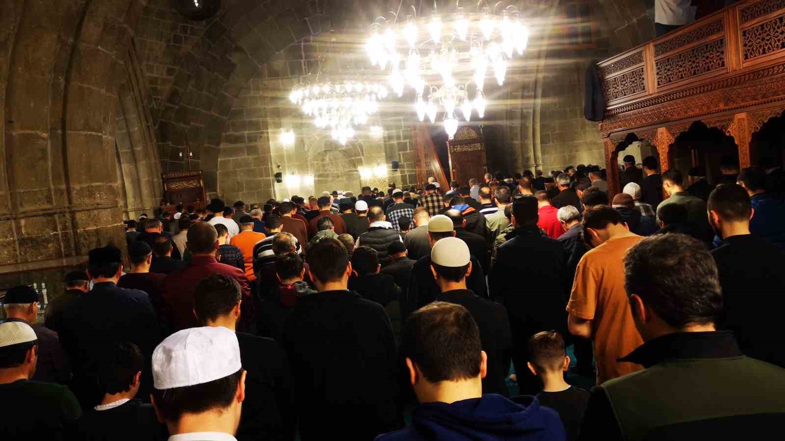 ERZURUMLULAR RAMAZAN AYININ SON TERAVİH NAMAZINDA CAMİLERİ DOLDURDU.