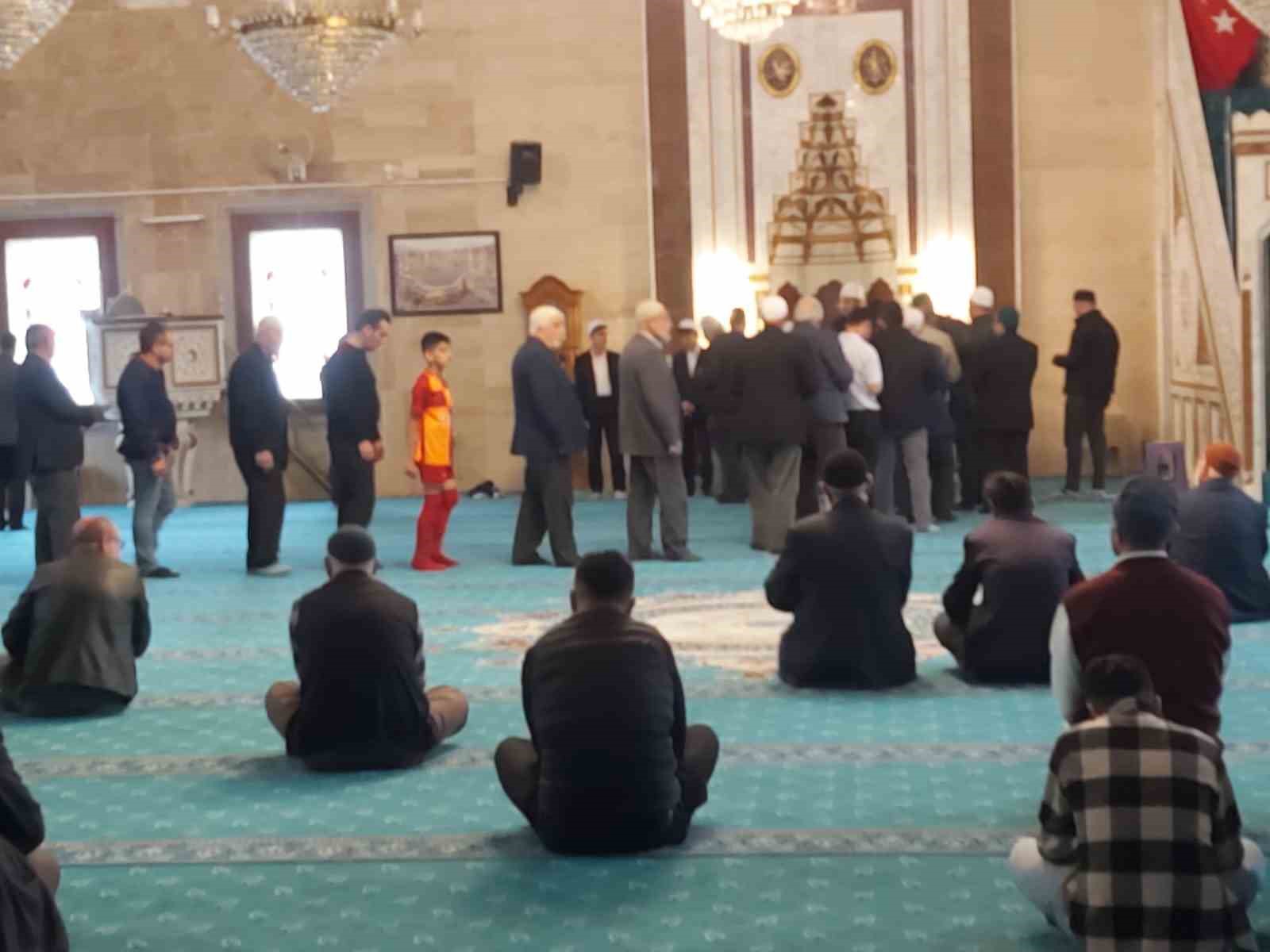 YOZGAT'IN SORGUN İLÇESİNDE CAMİLERDE SAKAL-I ŞERİF VATANDAŞLARIN ZİYARETİNE AÇILDI.
