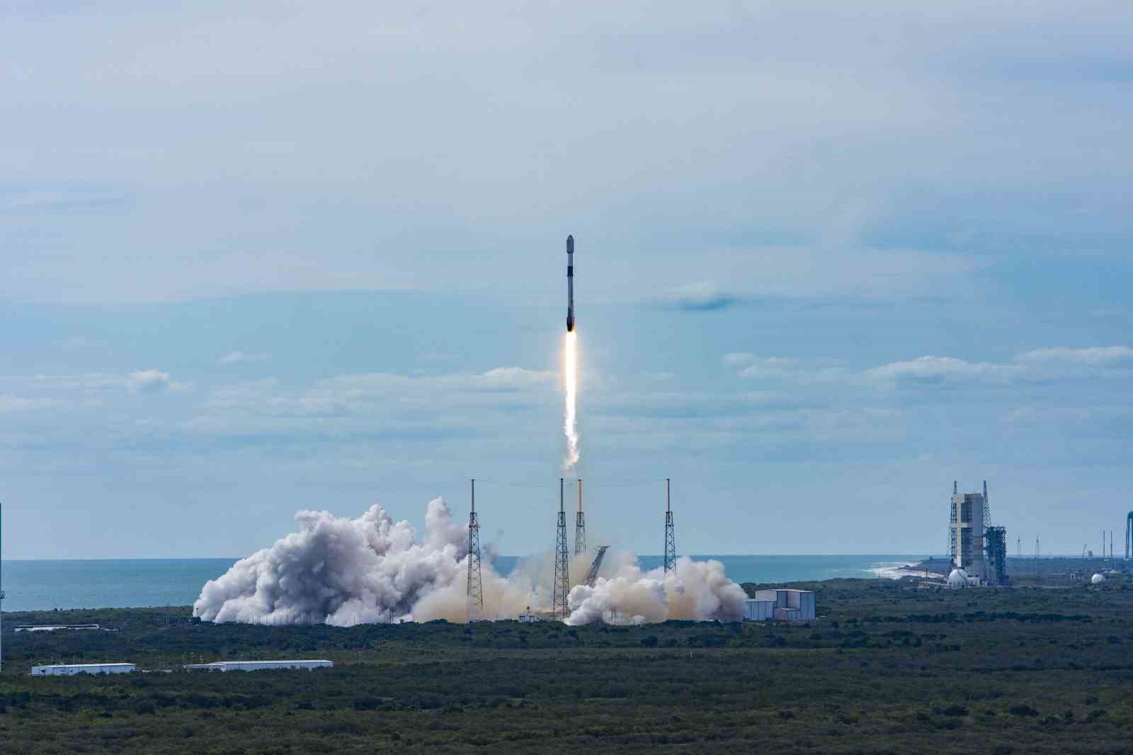 ABD'Lİ UZAY TAŞIMACILIĞI ŞİRKETİ SPACEX, FALCON 9 ROKETİ İLE UZAYA