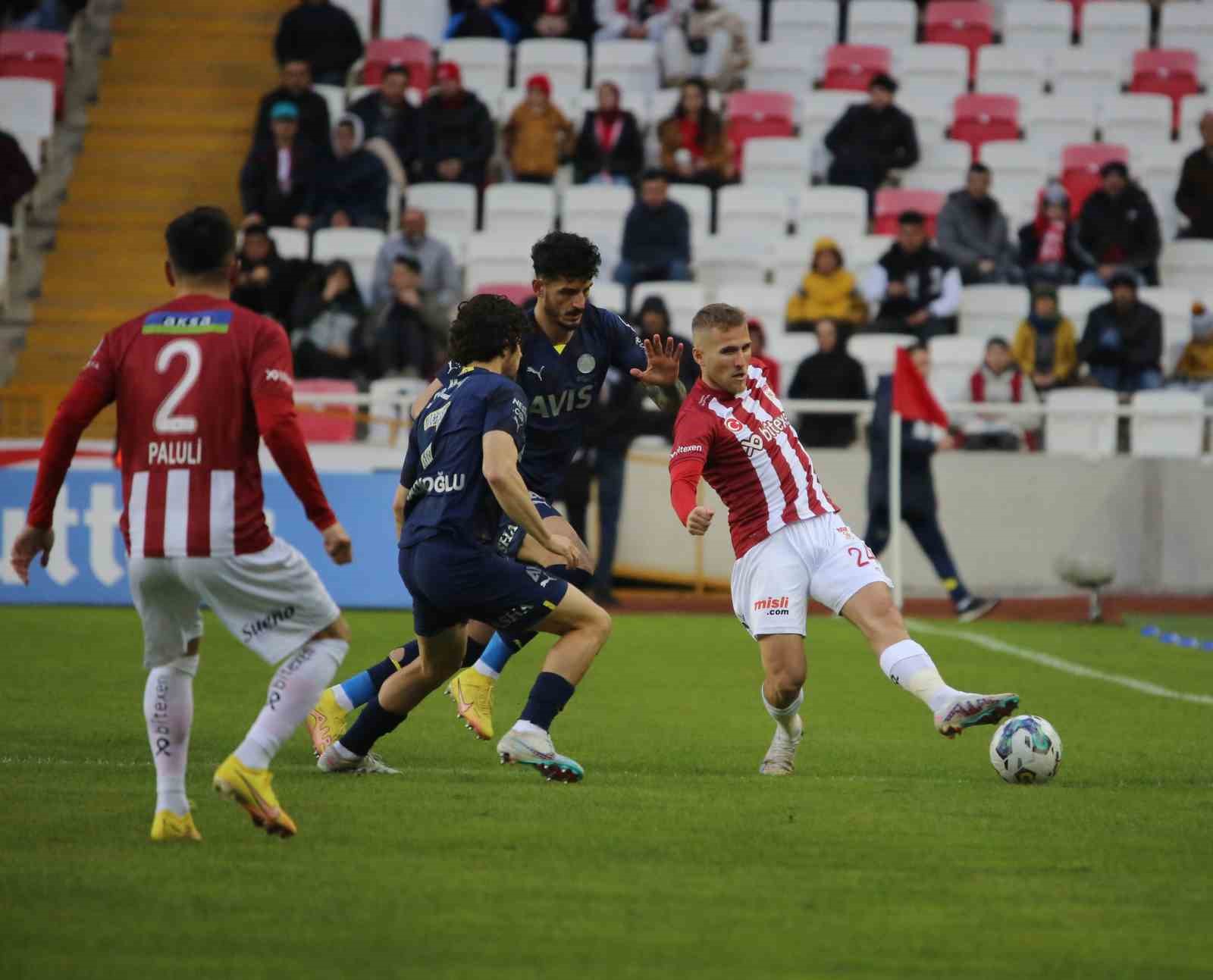 Spor Toto Süper Lig: Sivasspor: 0 – Fenerbahçe: 0 (Maç devam ediyor) SPOR TOTO SÜPER LİG'İN 32. HAFTASINDA SİVASSPOR, FENERBAHÇE'Yİ KONUK EDİYOR.