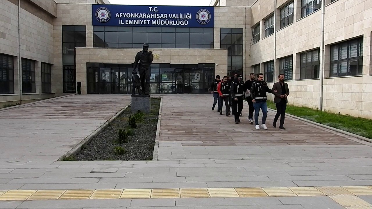 AFYONKARAHİSAR’DA POLİS TARAFINDAN ‘YAĞMA VE İFTİRA’ GİBİ ÇEŞİTLİ SUÇLAR İŞLEYEN
