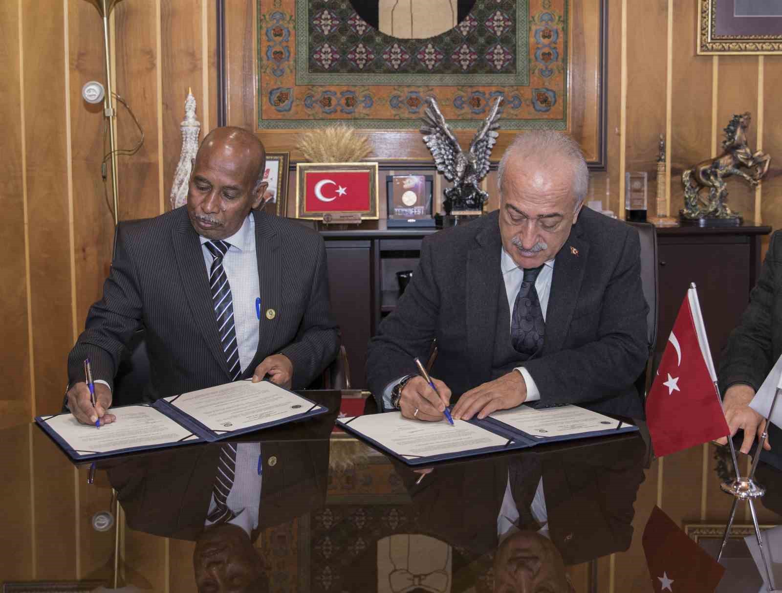 ATATÜRK ÜNİVERSİTESİNİ ZİYARET EDEN SUDAN BAHRİ ÜNİVERSİTESİ HEYETİ, REKTÖR PROF.