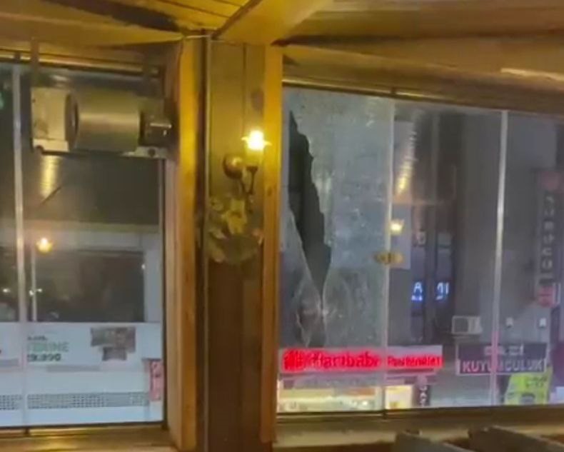 SULTANGAZİ'DE İÇERİDE MÜŞTERİLER BULUNAN KAFEYE SİLAHLI SALDIRI DÜZENLENDİ. KAFEYİ KURŞUN
