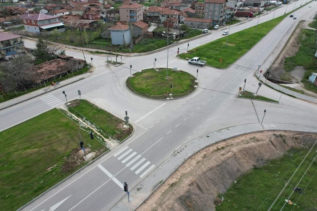 AMASYA’NIN SULUOVA İLÇESİNDE SIK SIK TRAFİK KAZALARININ YAŞANDIĞI YENİDOĞAN KAVŞAĞINDA