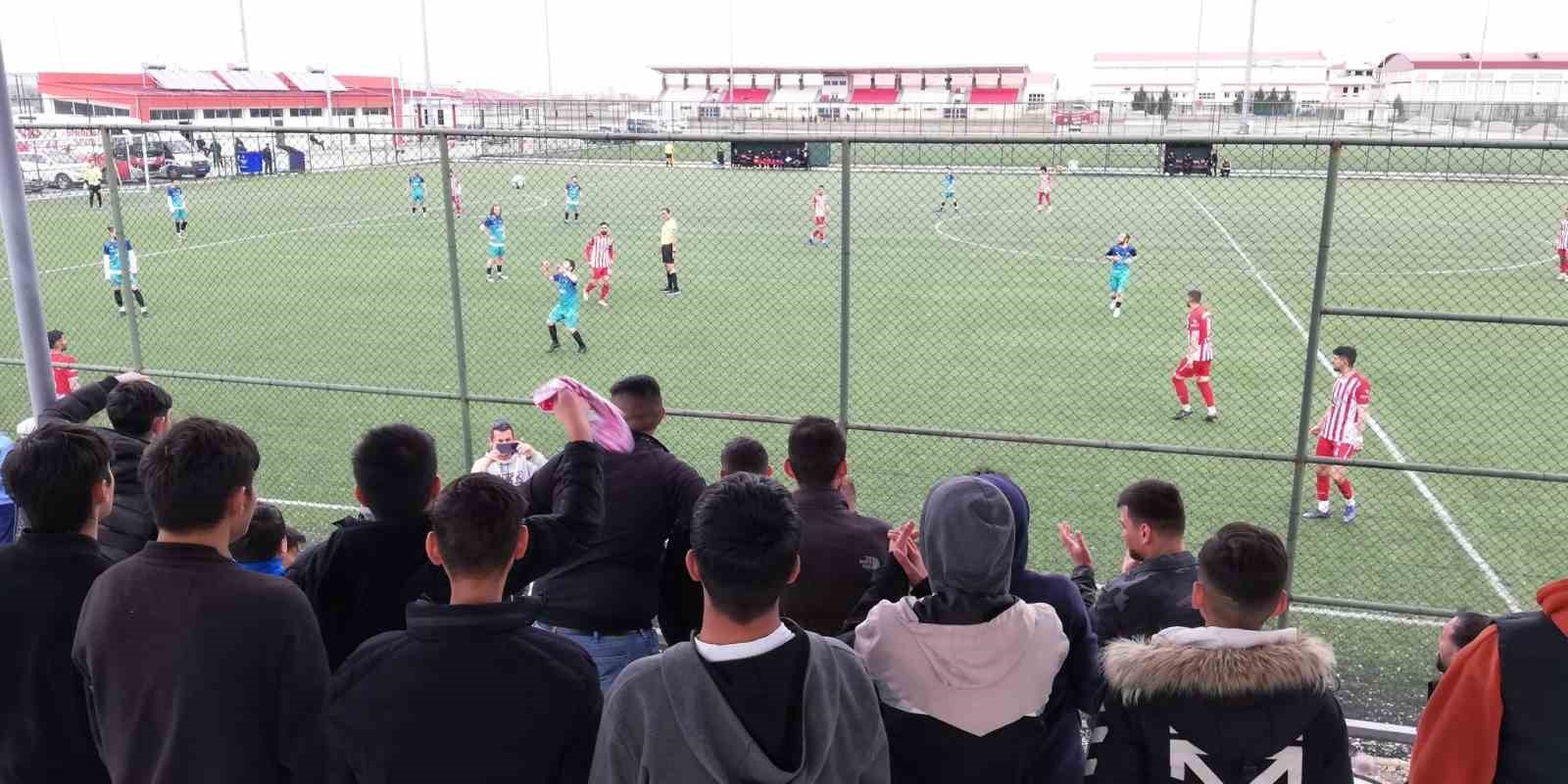 AFYONKARAHİSAR’DA SÜPER AMATÖR LİGİ’NDE KARŞI KARŞIYA GELEN KARŞILAŞMADA EŞİNE AST