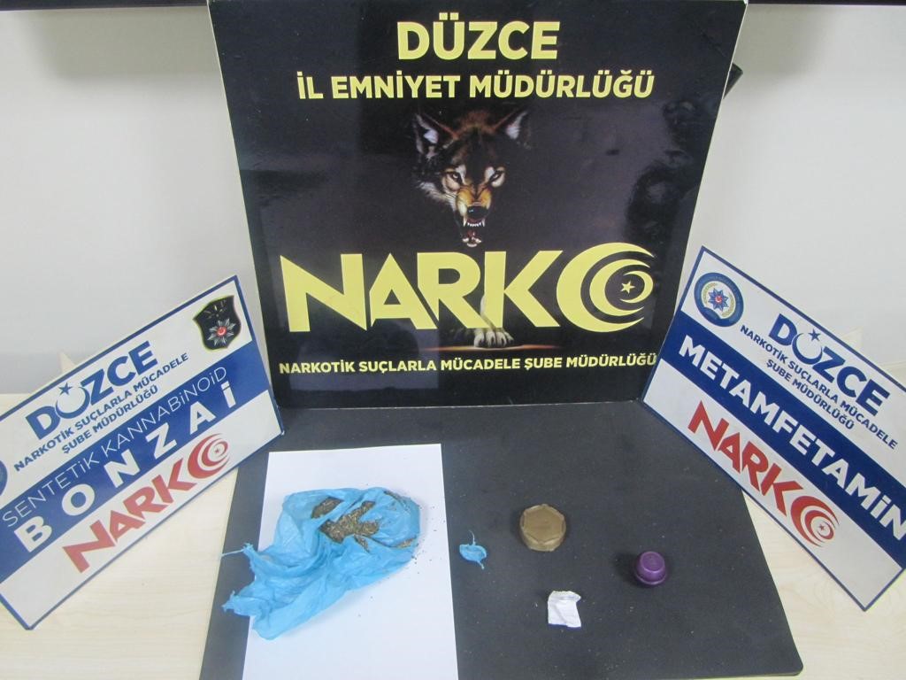DÜZCE’DE POLİS EKİPLERİ TARAFINDAN DURUMUNDAN ŞÜPHELENİLEREK DURDURULAN  ARAÇTAN UYUŞTURUCU