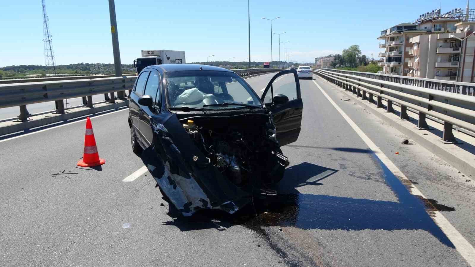 ANTALYA’DA SÜRÜCÜSÜNÜN DİREKSİYON HAKİMİYETİNİ KAYBETTİĞİ OTOMOBİL BARİYERE ÇARPARAK KAZA YAPTI.