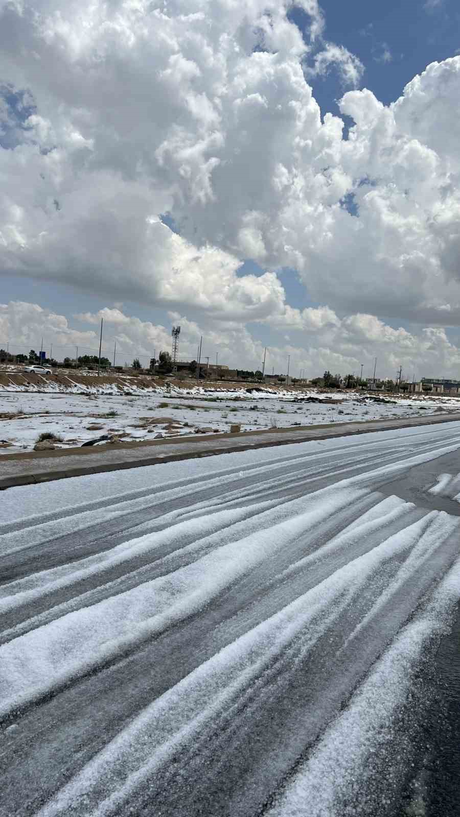 SUUDİ ARABİSTAN’IN TAİF ŞEHRİNDE ETKİLİ OLAN DOLU YAĞIŞI, HAYATI DURMA