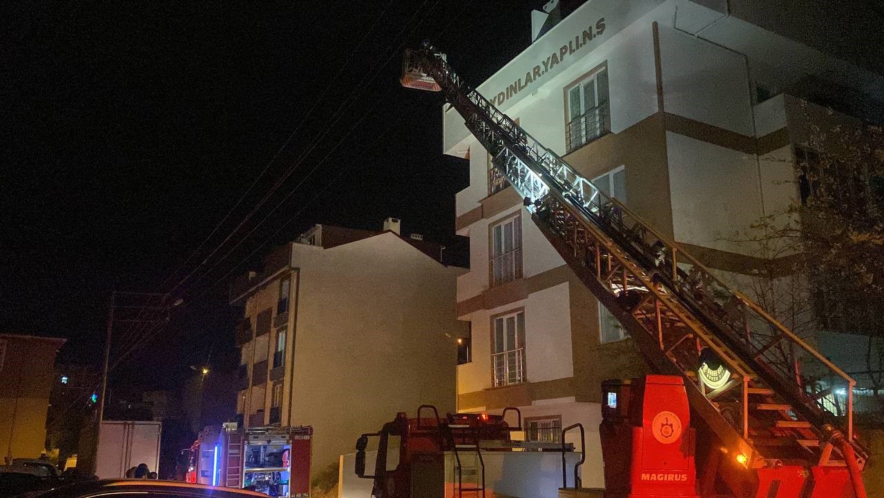 KOCAELİ’DE 5 KATLI APARMANIN ÇATISINDA ÇIKAN YANGIN İTFAİYE EKİPLERİ TARAFINDAN