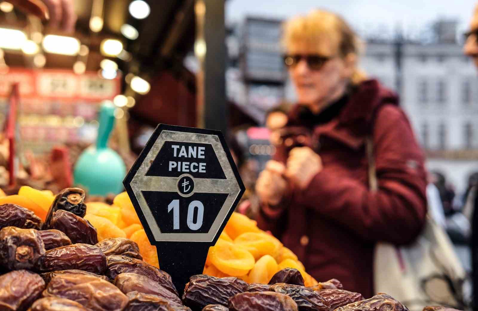 İSTANBUL’DA BAZI YERLERDE HURMA TANE İLE SATILMAYA BAŞLANDI. EMİNÖNÜ’NDE KİLOSU