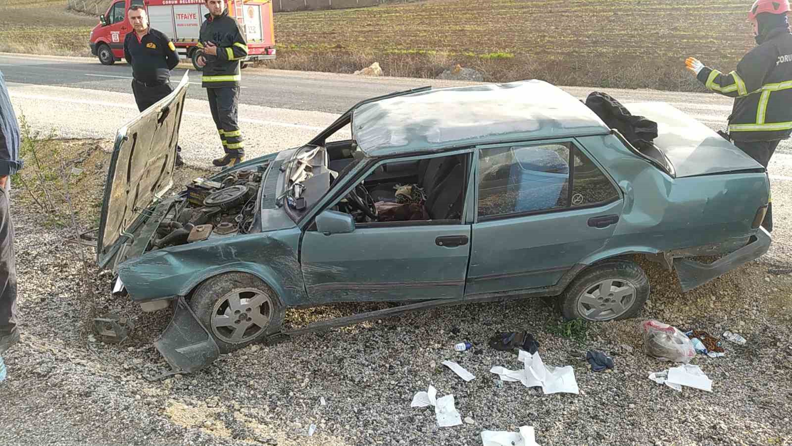 ÇORUM'DA KONTROLDEN ÇIKAN BİR OTOMOBİL TAKLA ATARAK ORTA REFÜJE DÜŞTÜ.