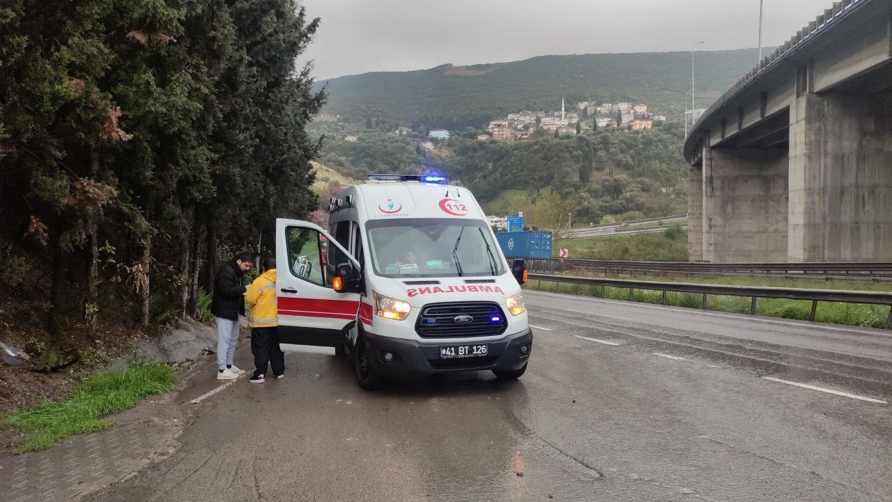 KOCAELİ'NİN KÖRFEZ İLÇESİ D100 KARAYOLUNDA MEYDANA GELEN KAZADA, YAĞIŞ SEBEBİYLE