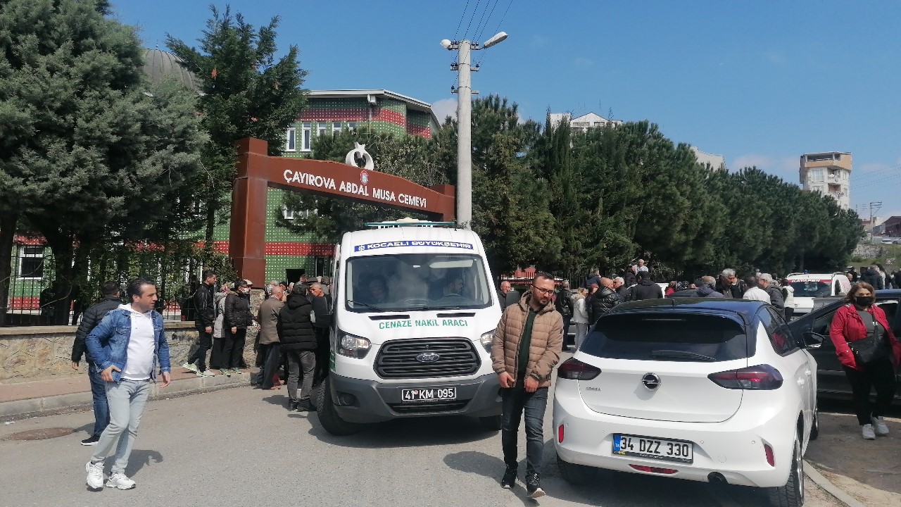 KOCAELİ'NİN ÇAYIROVA İLÇESİNDE TİCARİ TAKSİDE SİLAHLA BAŞINDAN VURULARAK ÖLDÜRÜLEN SELÇUK
