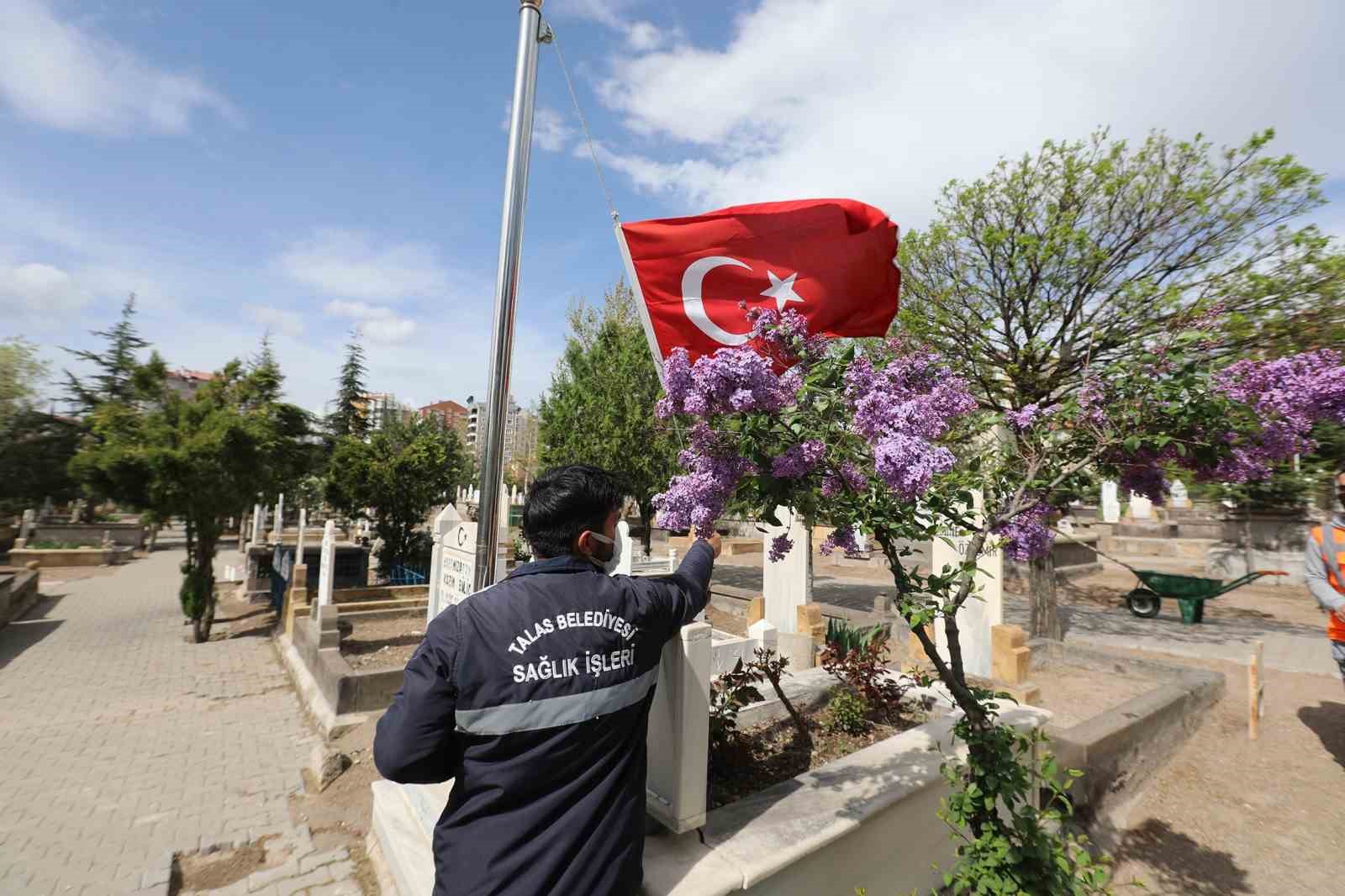 TALAS BELEDİYESİ, YAKLAŞAN RAMAZAN BAYRAMI ÖNCESİ İLÇE GENELİNDEKİ MEZARLIKLARDA BAKIM