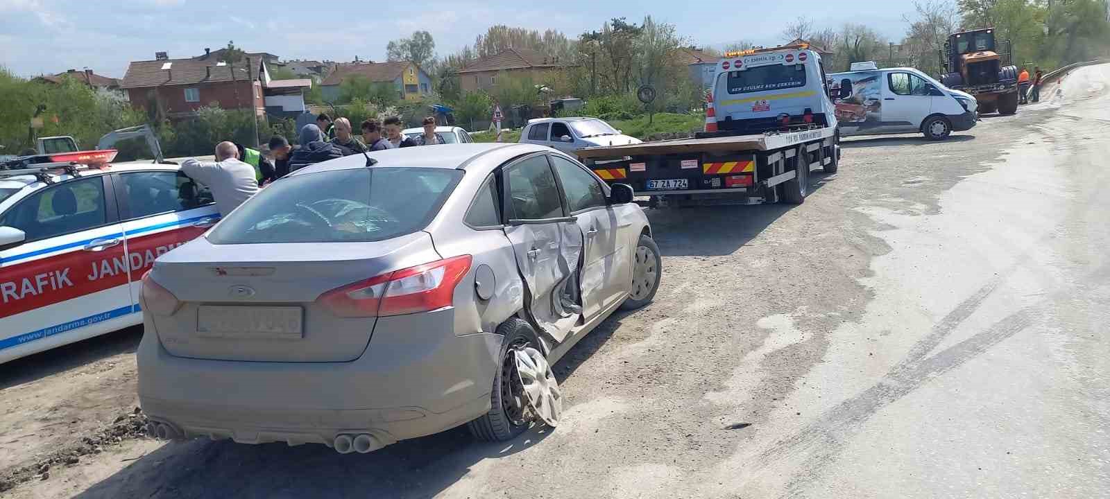 ZONGULDAK’IN ÇAYCUMA İLÇESİNDE TALİ YOLDAN ÇIKAN ARAÇ KAZAYA SEBEP OLURKEN