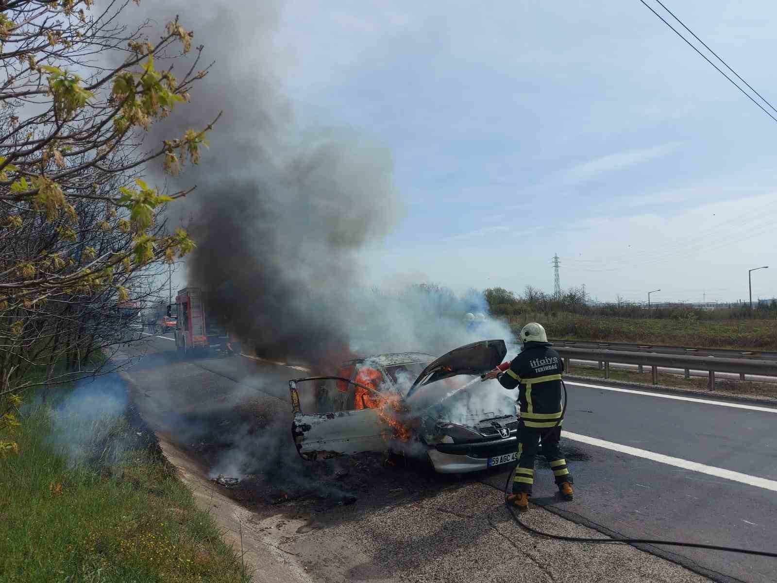 TEKİRDAĞ'DA TAMİRDEN ÇIKARILAN OTOMOBİL, OTOYOLDA SEYİR HALİNDEYKEN CAYIR CAYIR YANARAK