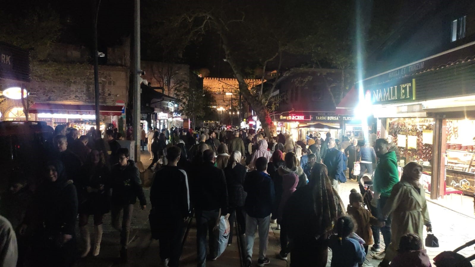 RAMAZAN BAYRAMINA SAYILI GÜNLER KALA BURSALILAR GECE KARANLIĞINA ALDIRIŞ ETMEDEN