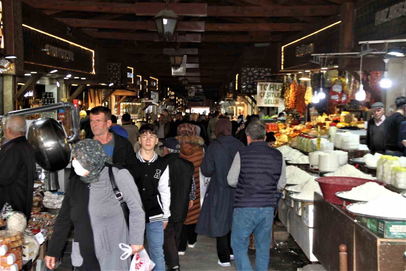 ELAZIĞ’DA RAMAZAN BAYRAMI ÖNCESİNDE TARİHİ KAPALI ÇARŞIDA BAYRAM YOĞUNLUĞU YAŞANIYOR