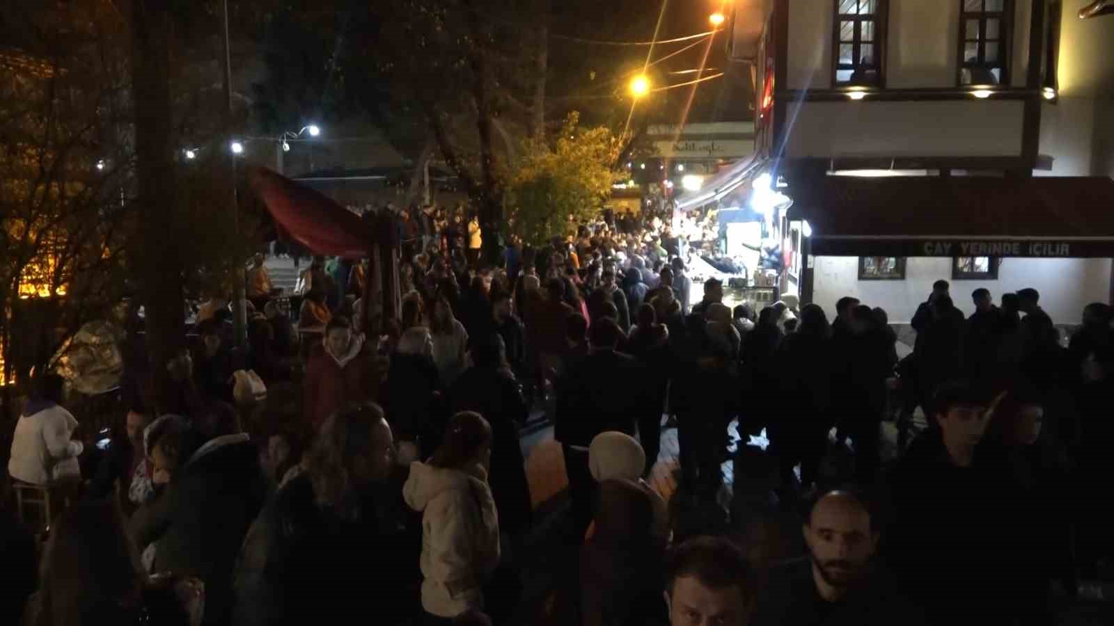 BURSA’DA TARİHİ ABDAL MEYDAN’INDA SİMİT VE TAHİNLİ PİDE İLE SAHUR