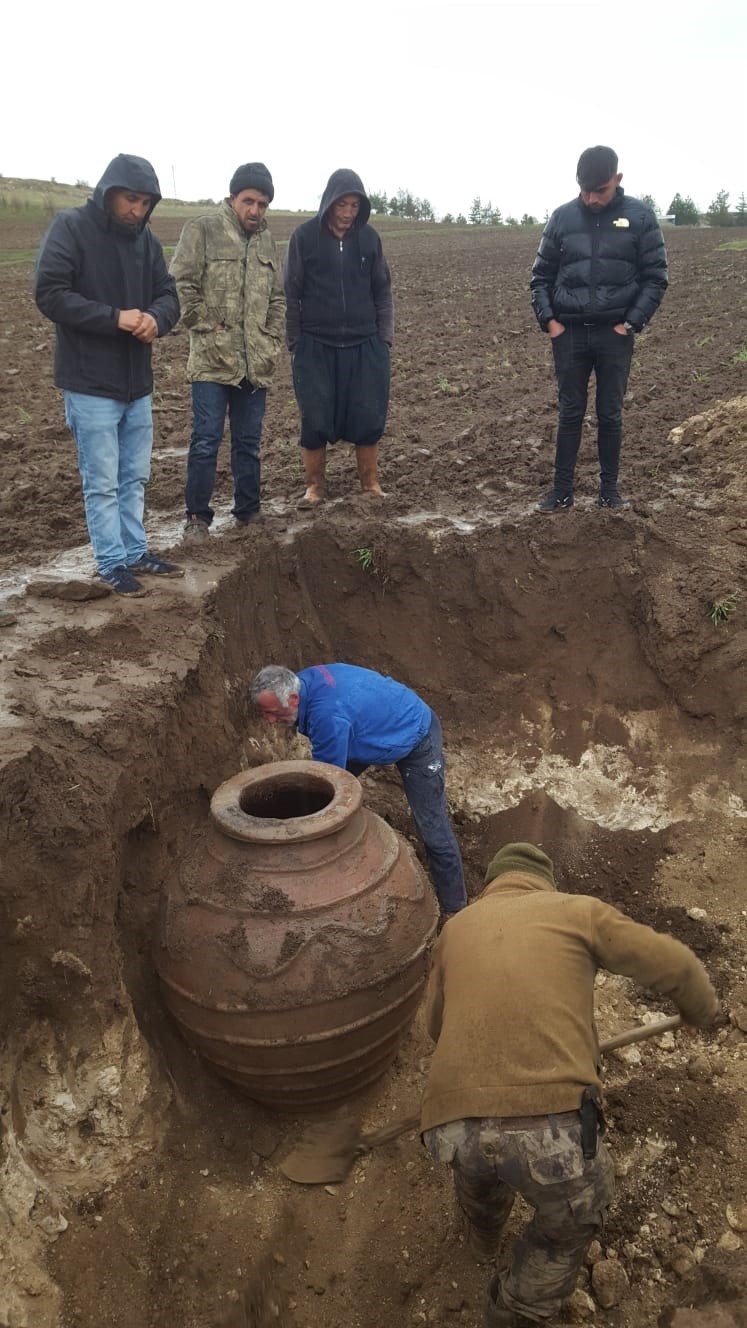 KAYSERİ'NİN TOMARZA İLÇESİNDE BİR ÇİFTÇİNİN TARLA SÜRERKEN TRAKTÖRÜN PULLUĞUNA TAKILAN