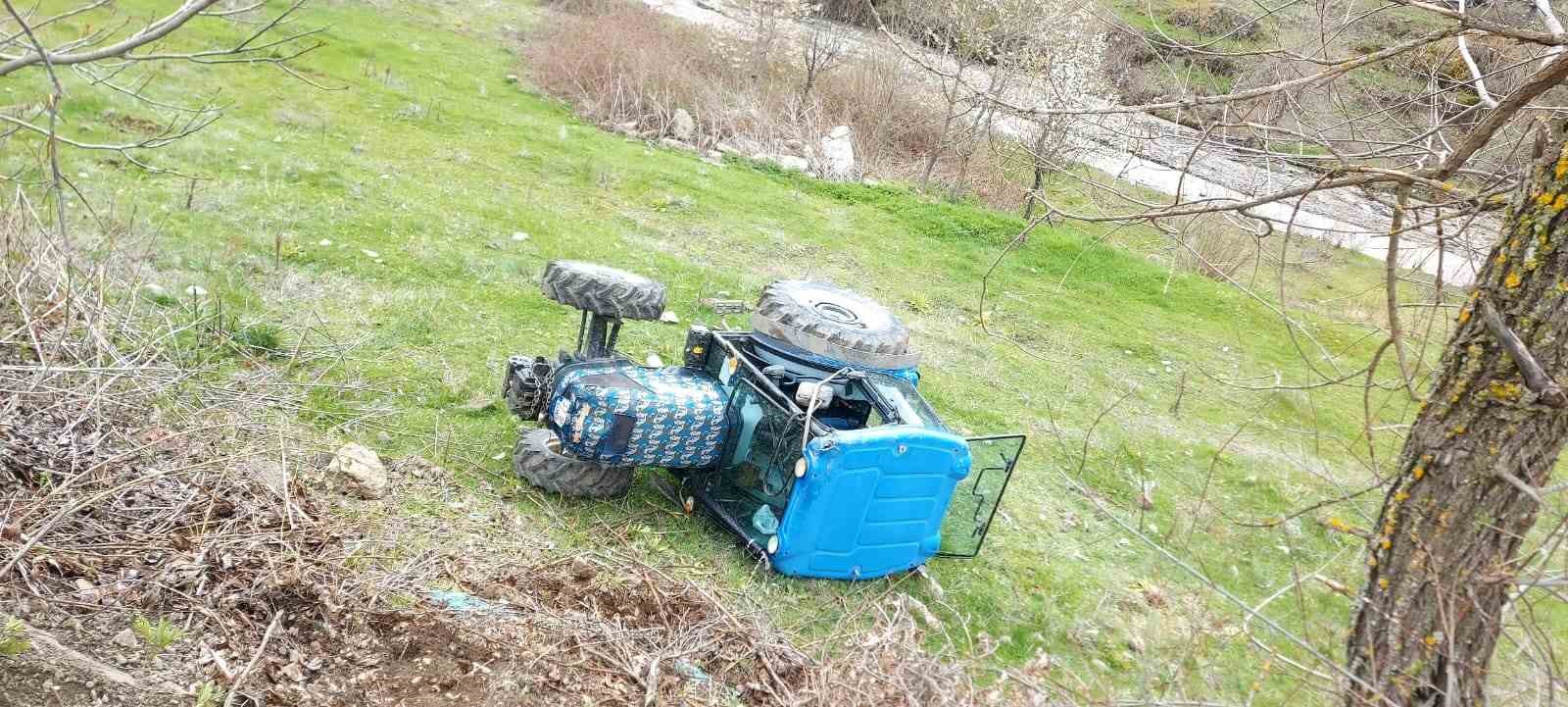 KASTAMONU’NUN İHSANGAZİ İLÇESİNDE TARLADA DEVRİLEN TRAKTÖRÜN SÜRÜCÜSÜ YARALANDI.