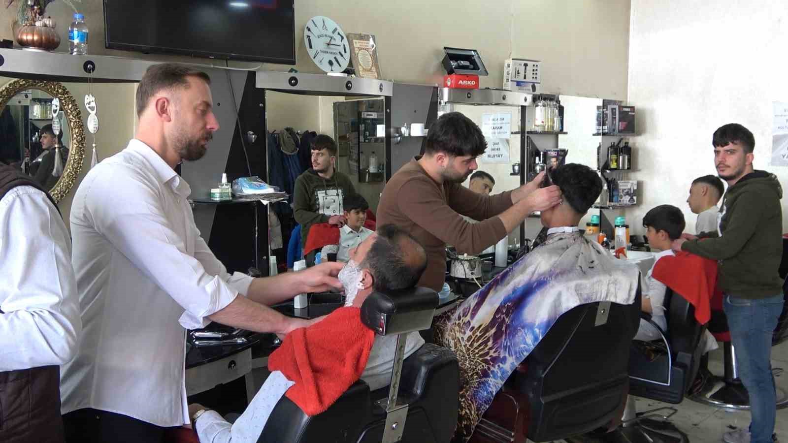 BİTLİS’İN TATVAN İLÇESİNDE RAMAZAN BAYRAMI ÖNCESİ BERBER VE KUAFÖRLER BAYRAM