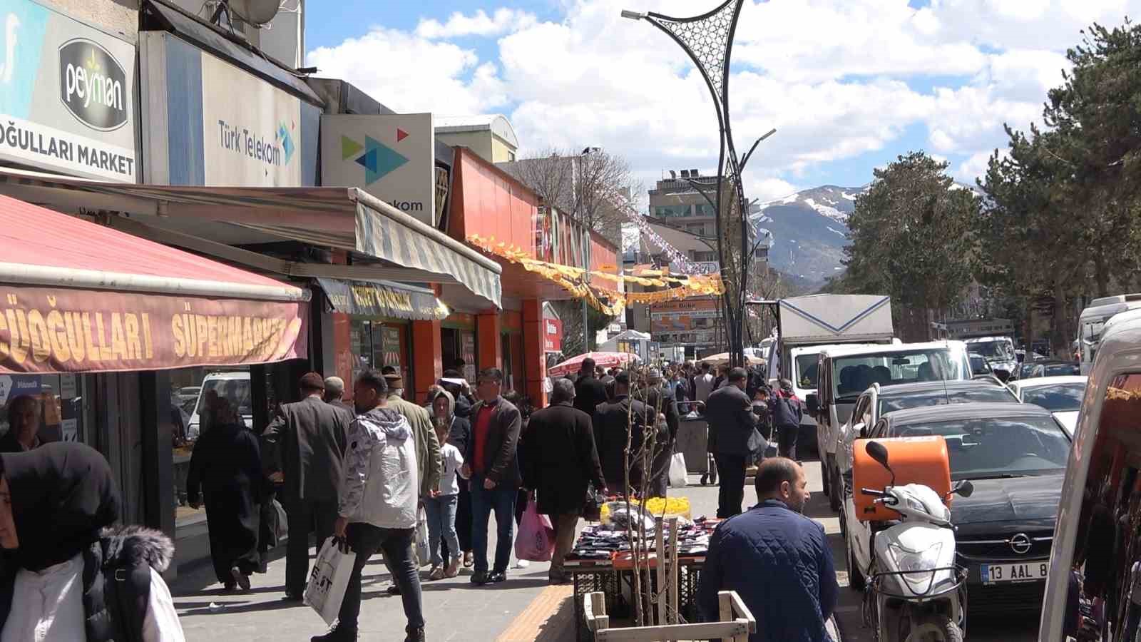 BİTLİS’İN TATVAN İLÇESİNDE RAMAZAN BAYRAMI ARİFESİNDE ALIŞVERİŞ TELAŞI YAŞAYAN VATANDAŞLAR,