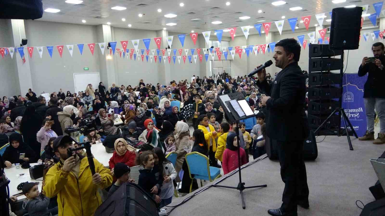 BİTLİS'İN TATVAN BELEDİYESİ TARAFINDAN BİNLERCE KADININ KATILIMIYLA İFTAR PROGRAMI DÜZENLENDİ.