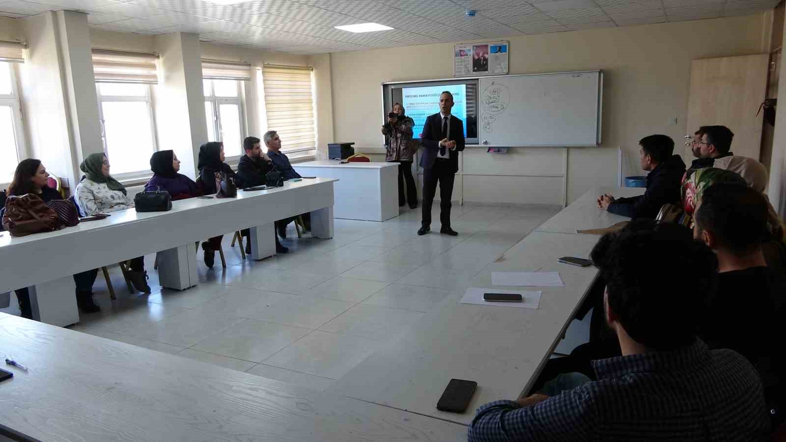 BİTLİS’İN TATVAN İLÇESİNDE “KÜÇÜK DOKUNUŞLAR BÜYÜK HAYALLER” PROJESİ ÇERÇEVESİNDE ÖĞRETMENLERE