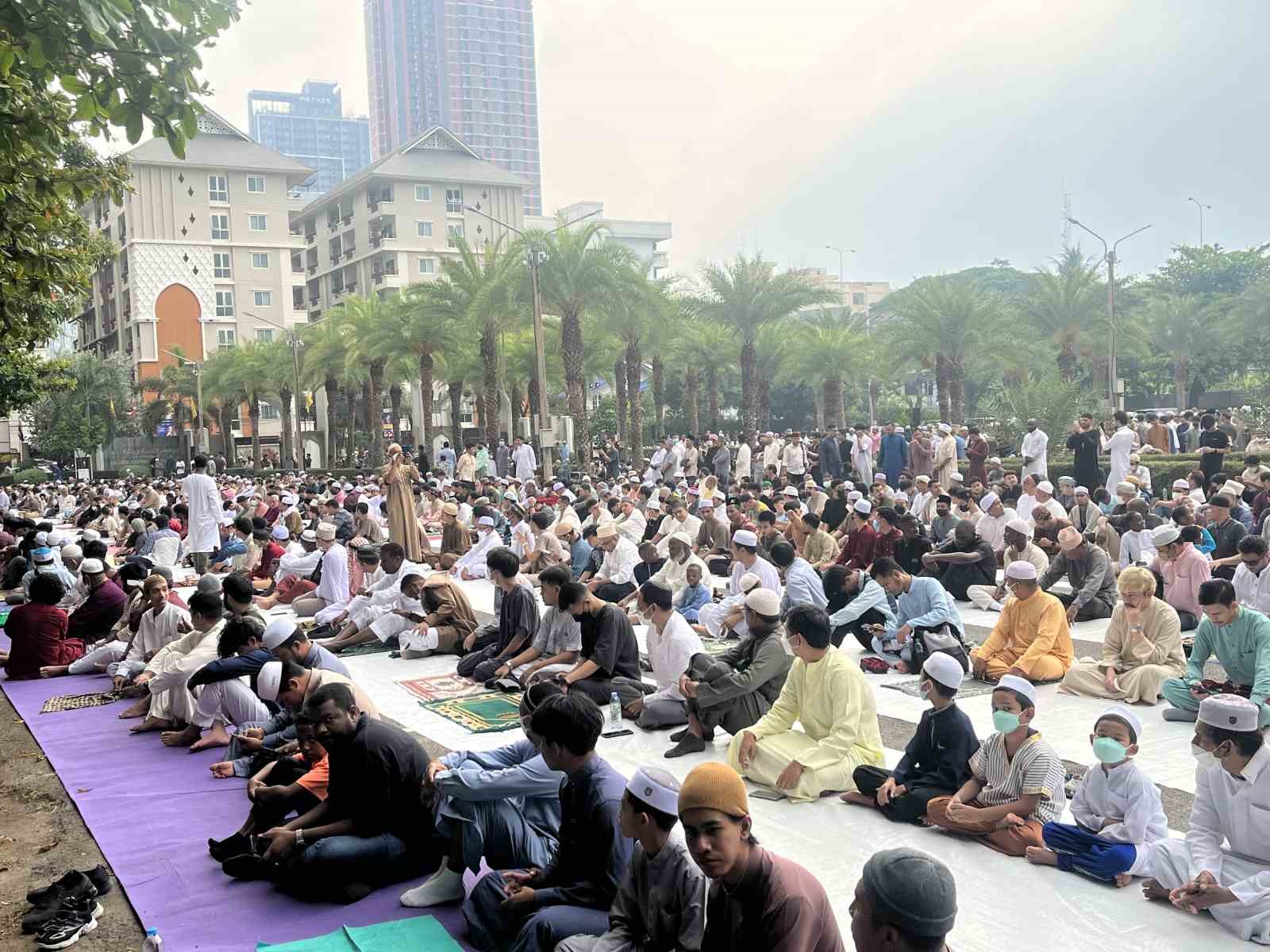TAYLAND'IN BAŞKENTİ BANGKOK'TA MÜSLÜMANLAR, RAMAZAN BAYRAMI NAMAZINI TAYLAND İSLAM MERKEZİ'NDEKİ