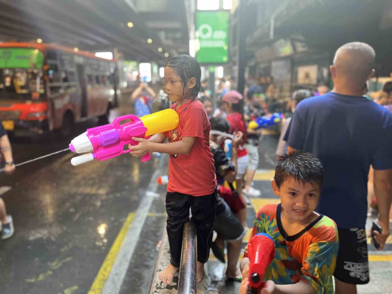 TAYLAND'DA RENKLİ GÖRÜNTÜLERE SAHNE OLAN SU FESTİVALİ (SONGKRAN) BAŞLADI.