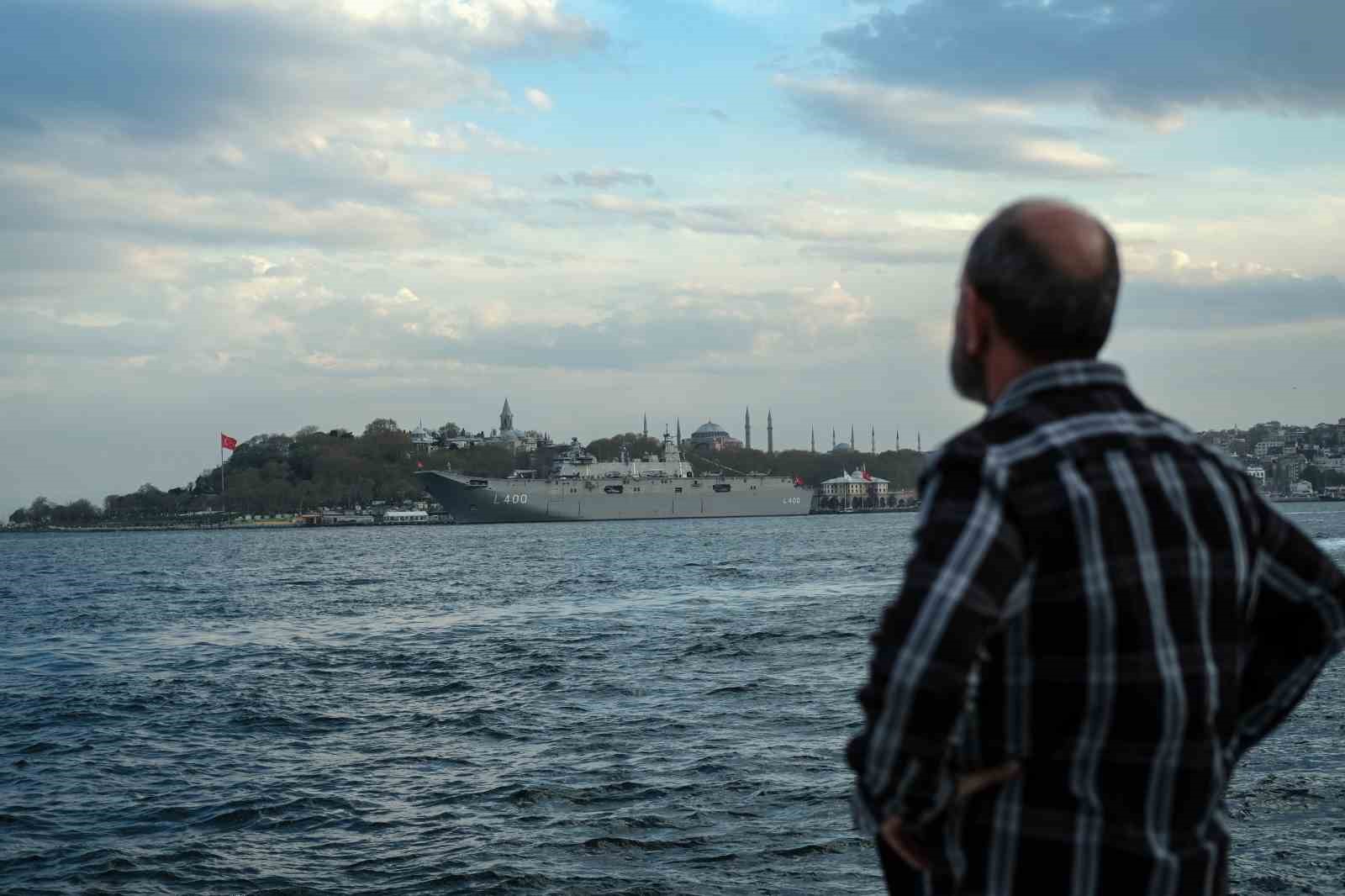 TGC ANADOLU GEMİSİ, DEMİRLEDİĞİ SARAYBURNU LİMANI'NDA AYASOFYA CAMİİ MANZARASIYLA BİRLEŞMESİ