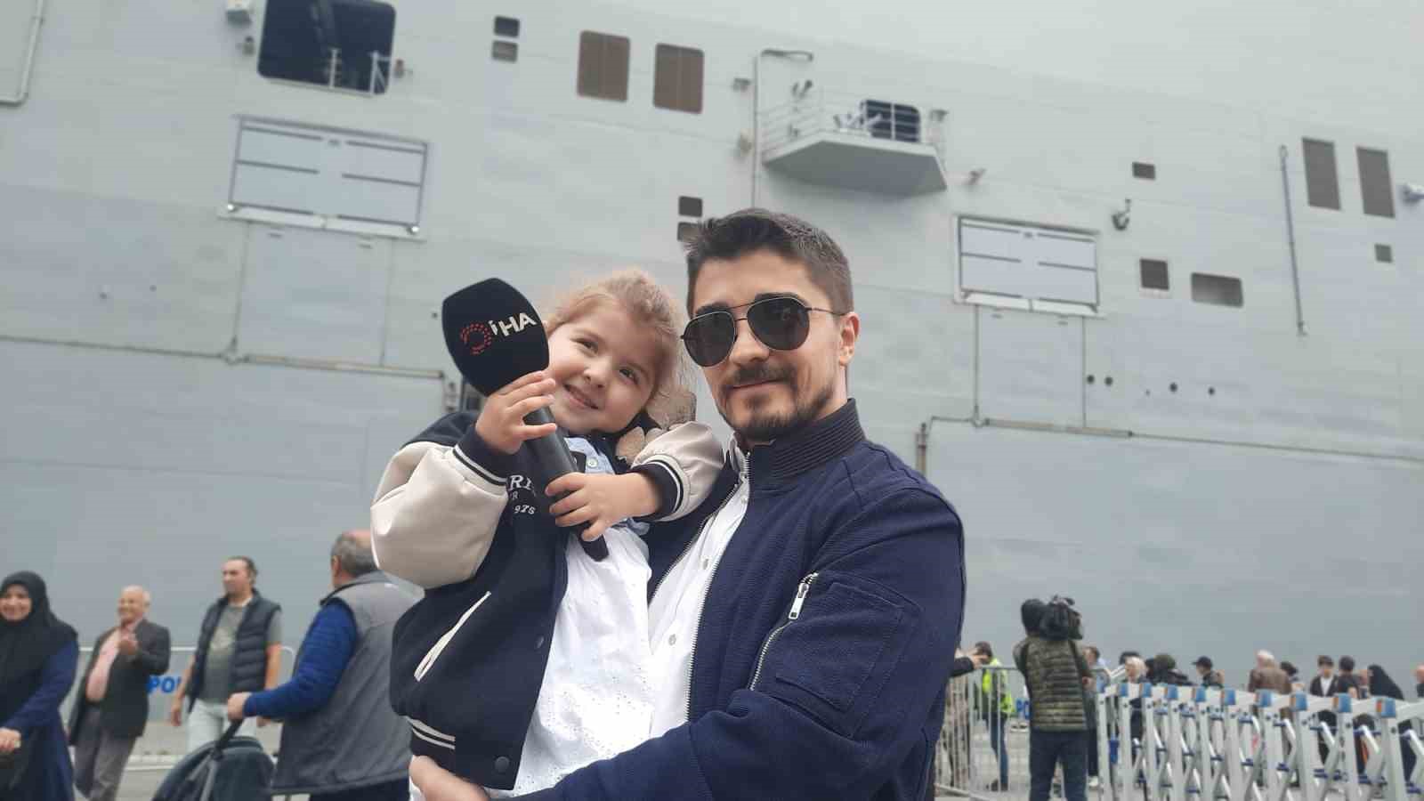 TCG ANADOLU’YU GÖRMEK İÇİN 7’DEN 70’E PEK ÇOK VATANDAŞ SARAYBURNU’NA
