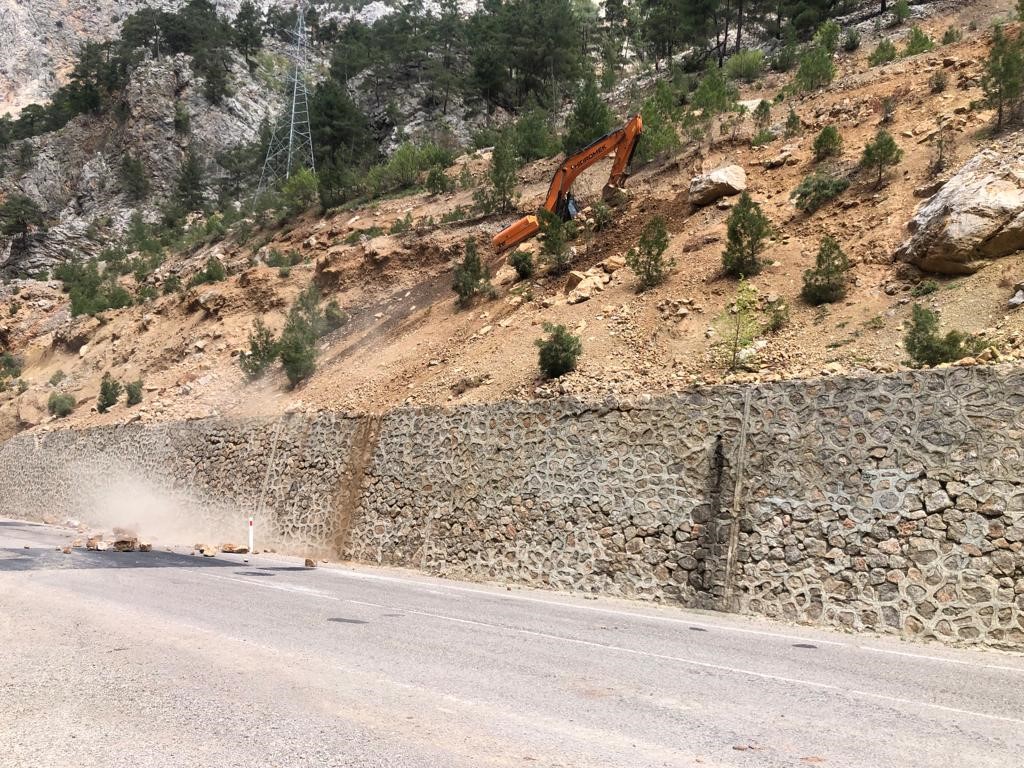 HEYELAN VE DEPREM NEDENİ İLE DAĞ YAMAÇLARINDAN KOPAN KAYALAR İŞ