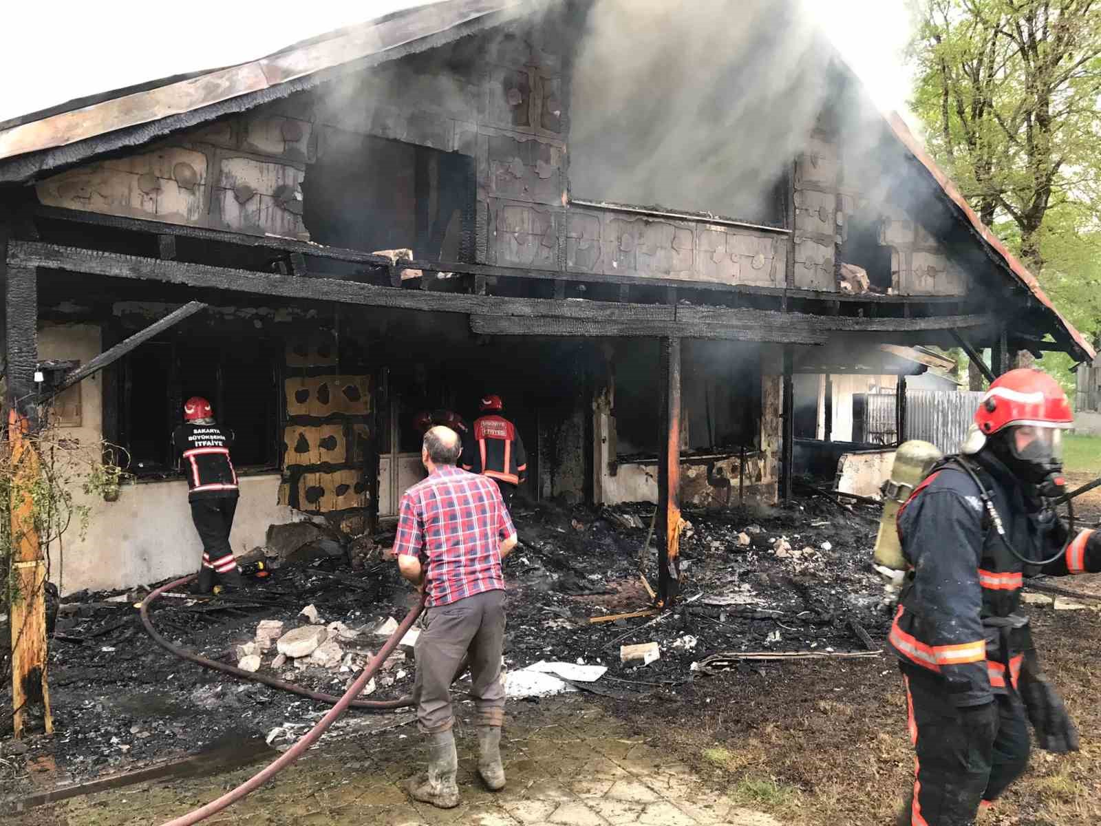 SAKARYA’NIN AKYAZI İLÇESİNDE TEK KATLI EV VE BARAKADA ÇIKAN YANGIN