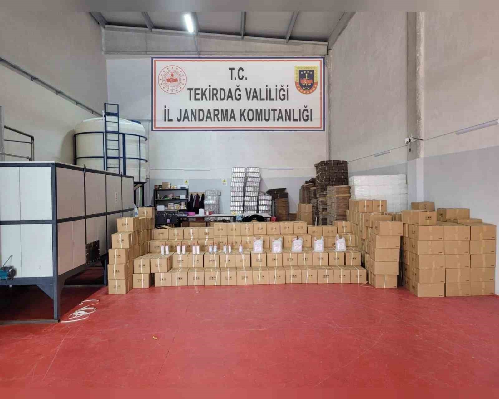 TEKİRDAĞ'DA 7 BUÇUK TON ETİL ALKOL ELE GEÇİRİLDİ