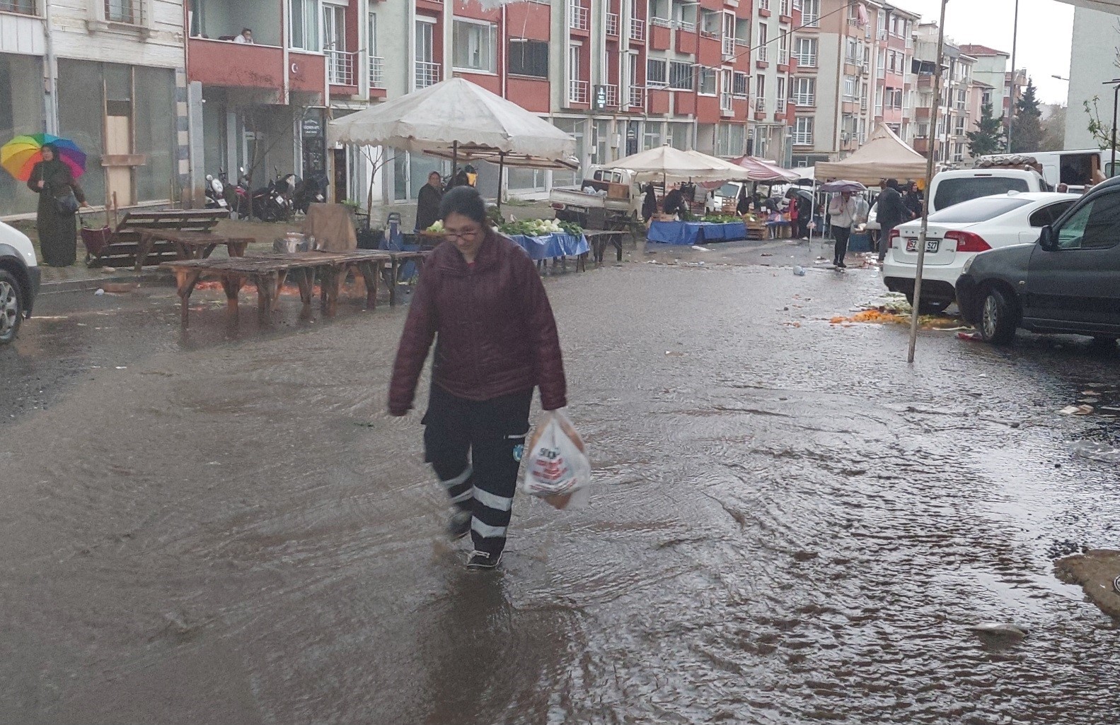 TEKİRDAĞ'IN SÜLEYMANPAŞA İLÇESİNDE BİR ANDA BASTIRAN ŞİDDETLİ YAĞIŞTA PAZAR ALANI