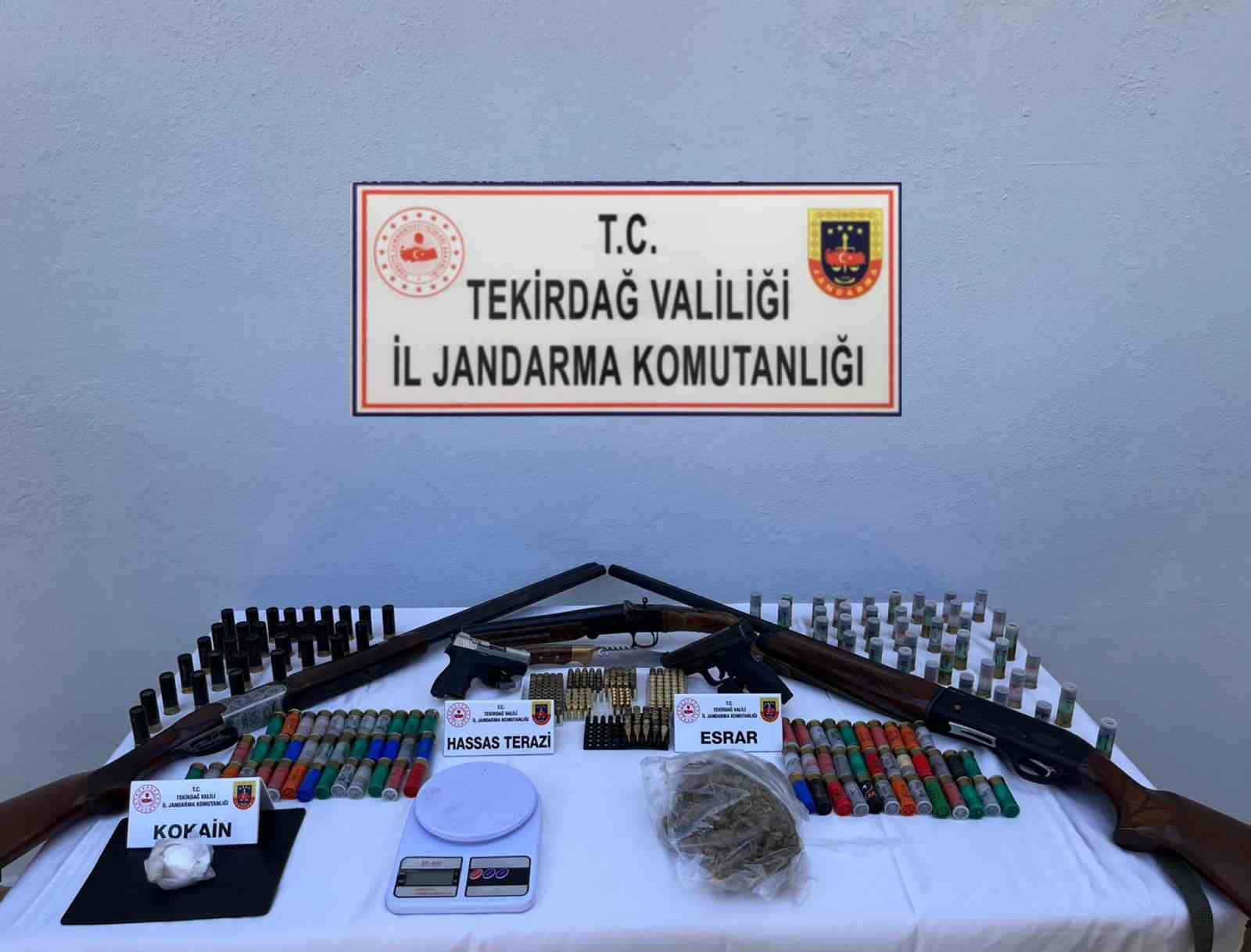 TEKİRDAĞ’DA DÜZENLENEN OPERASYONDA SİLAH, UYUŞTURUCU VE ÇOK SAYIDA MERMİ ELE