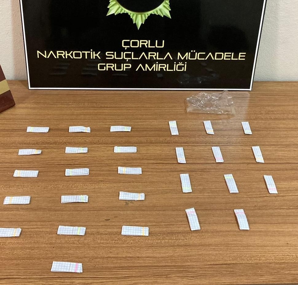 OPERASYONDA 3,8 GRAM SKUNK, 3,7 GRAM ESRAR, 0,5 GRAM METAMFETAMİN