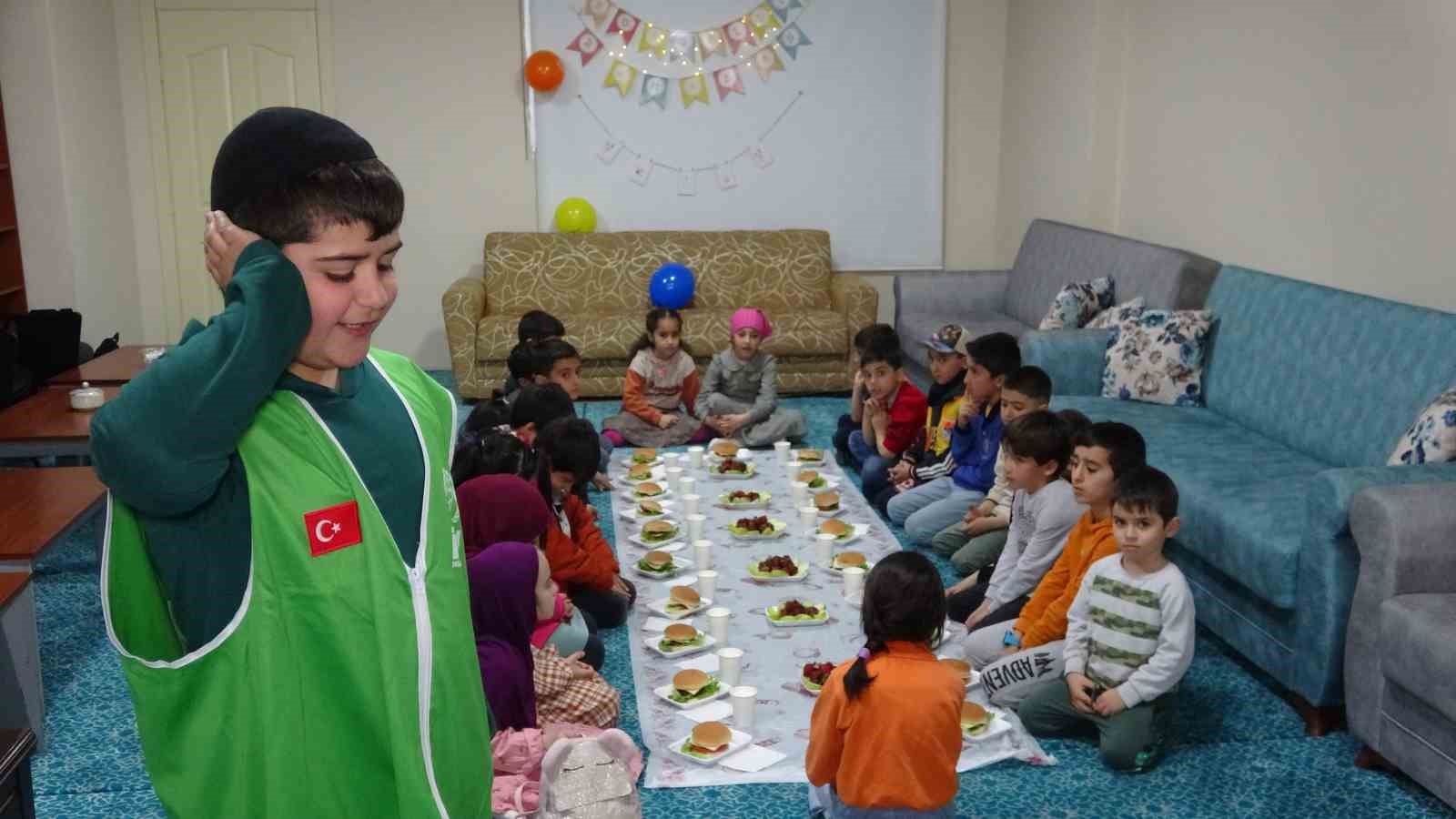 VAN’DA ANADOLU'NUN ESKİ GELENEKLERİNDEN OLAN ‘TEKNE ORUCU’ TUTAN ÇOCUKLAR, ÖĞLE