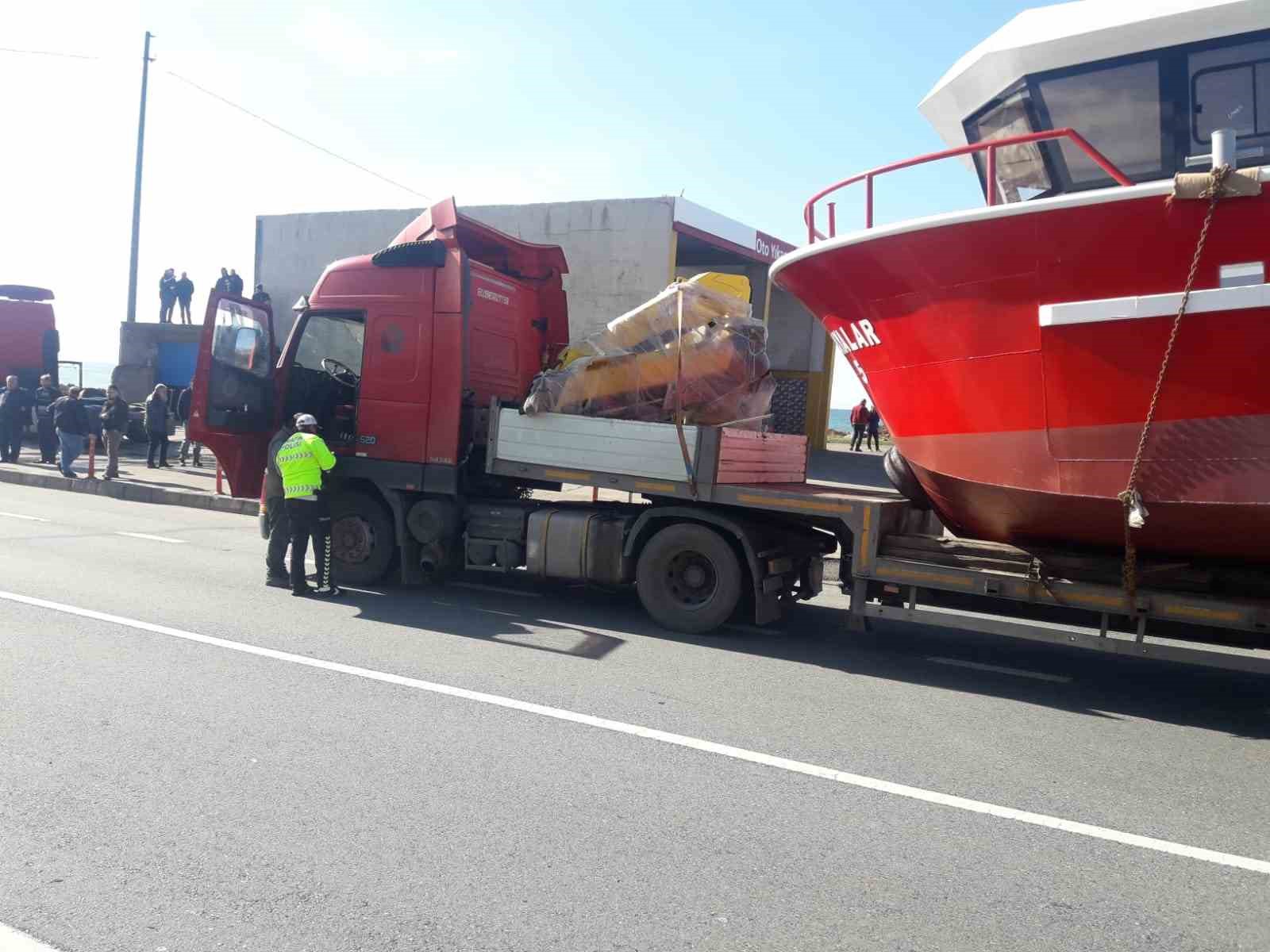 TRABZON'UN ARSİN İLÇESİ YEŞİLYALI MAHALLESİNDE TEKNE TAŞIYAN TIR'DA BİR KİŞİ