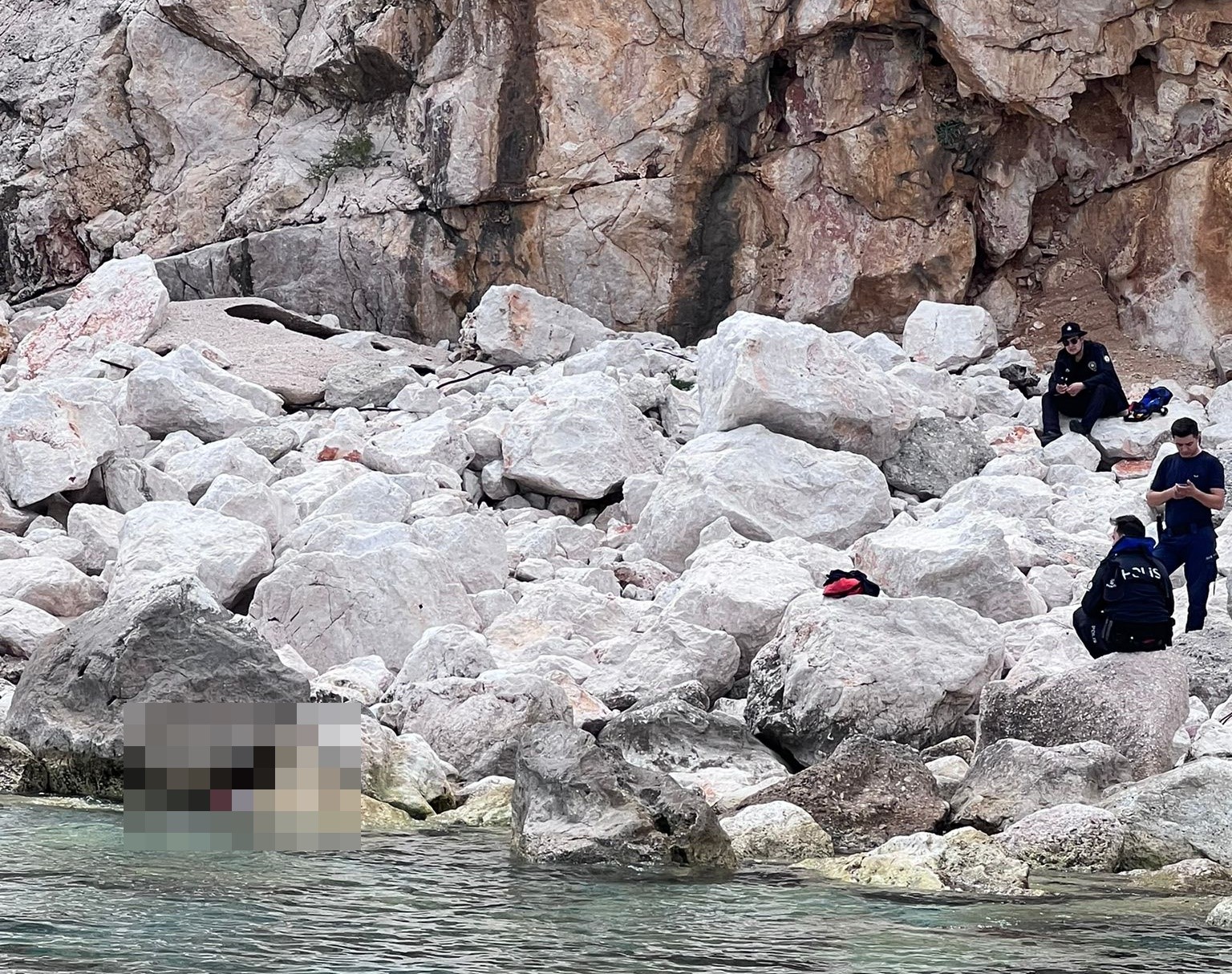 SIÇAN ADASI’NDAKİ KAYALIKLARIN DENİZLE BULUŞTUĞU NOKTADA KADIN CESEDİ BULUNDU.