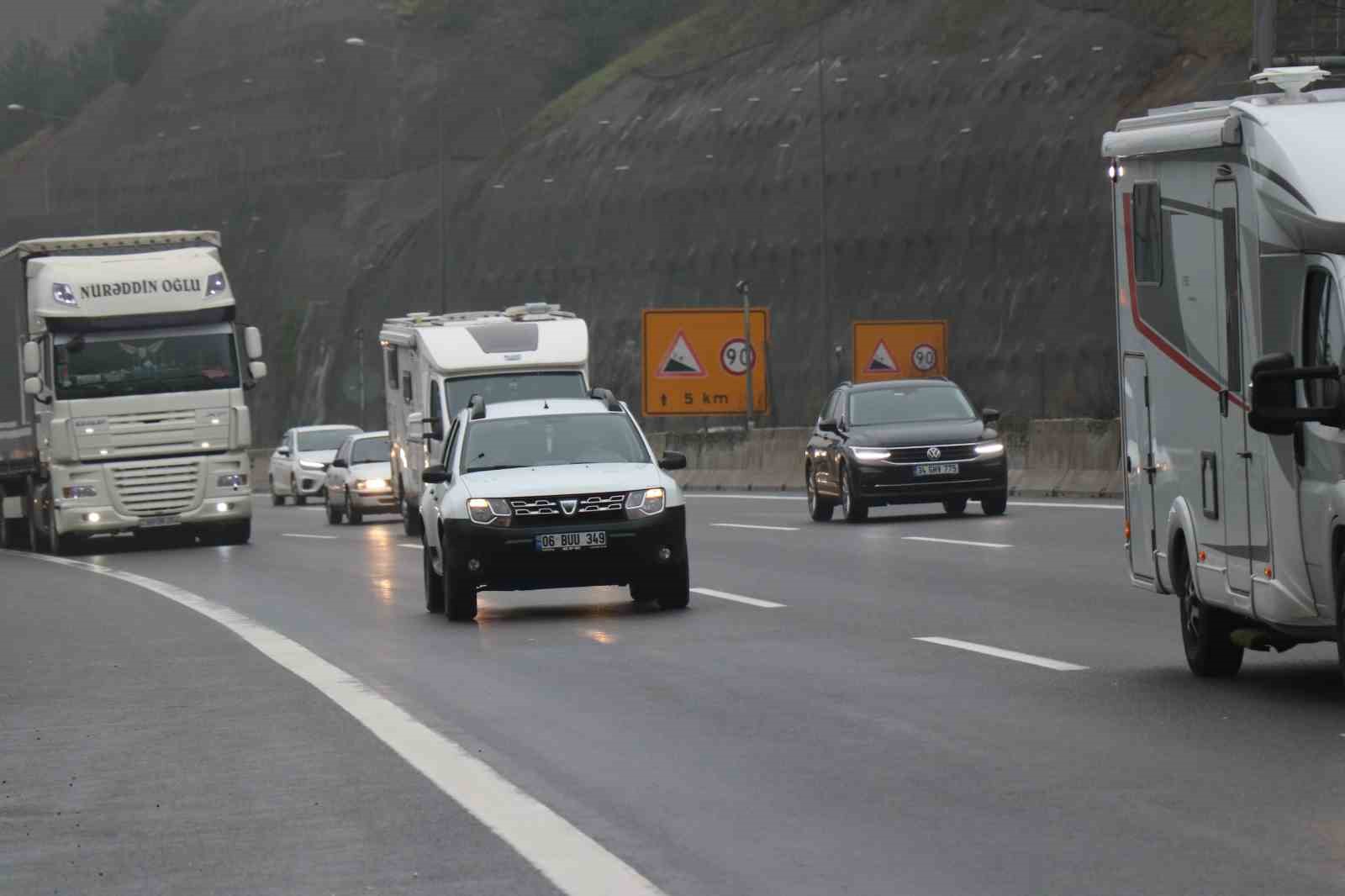 RAMAZAN BAYRAMI TATİLİ İÇİN YOLA ÇIKAN TATİLCİLER TEM OTOYOLU BOLU