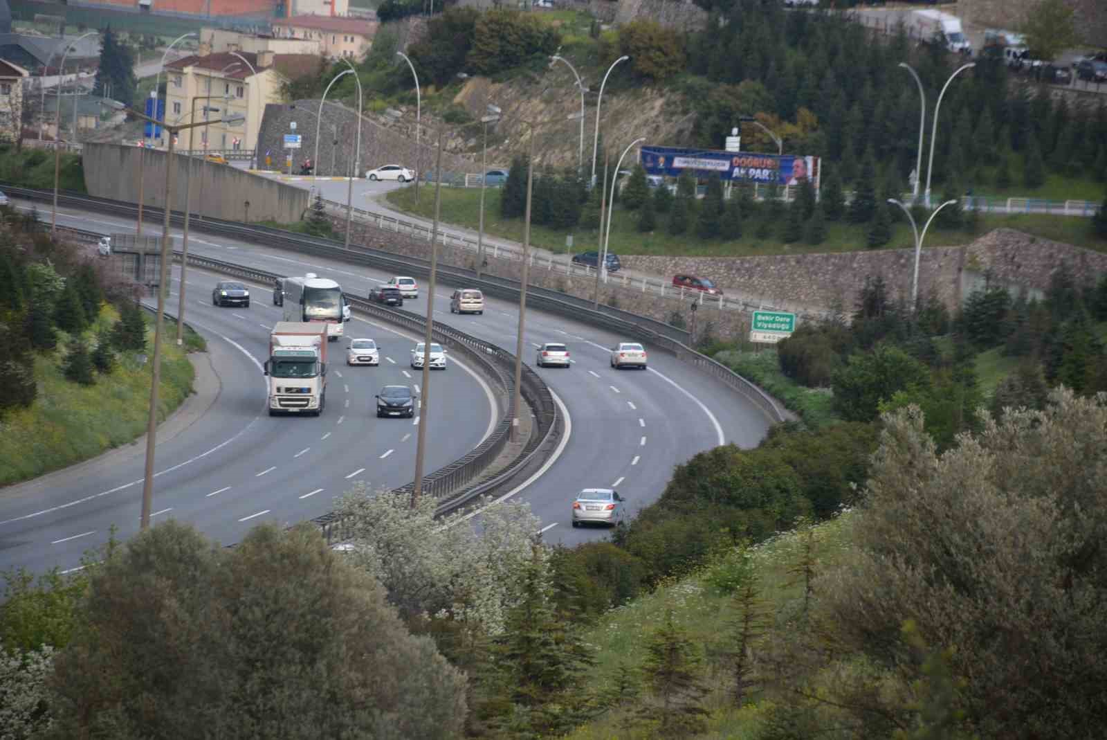 RAMAZAN BAYRAMI ARİFESİNDE TEM OTOYOLU KOCAELİ GEÇİŞİNDE TRAFİK AKICI SEYREDİYOR.