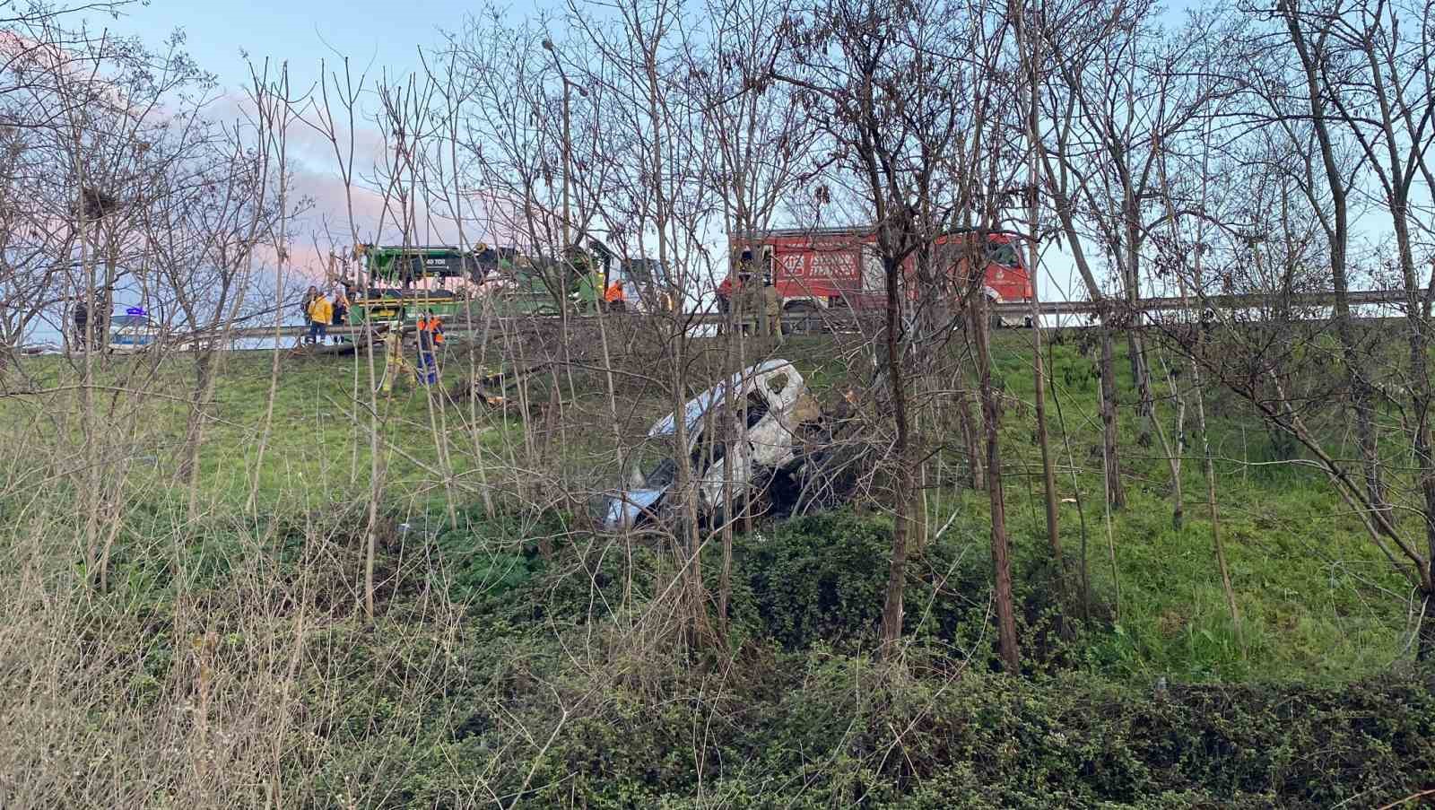 TEM OTOYOLU'NDA KONTROLDEN ÇIKAN OTOMOBİL ŞARAMPOLE YUVARLANDI: 1 ÖLÜ