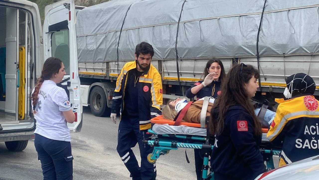 AMBULANSA ALINAN YARALILAR HASTANEYE KALDIRILDI. ORTALIK SAVAŞ ALANINA DÖNERKEN, ARAÇLAR