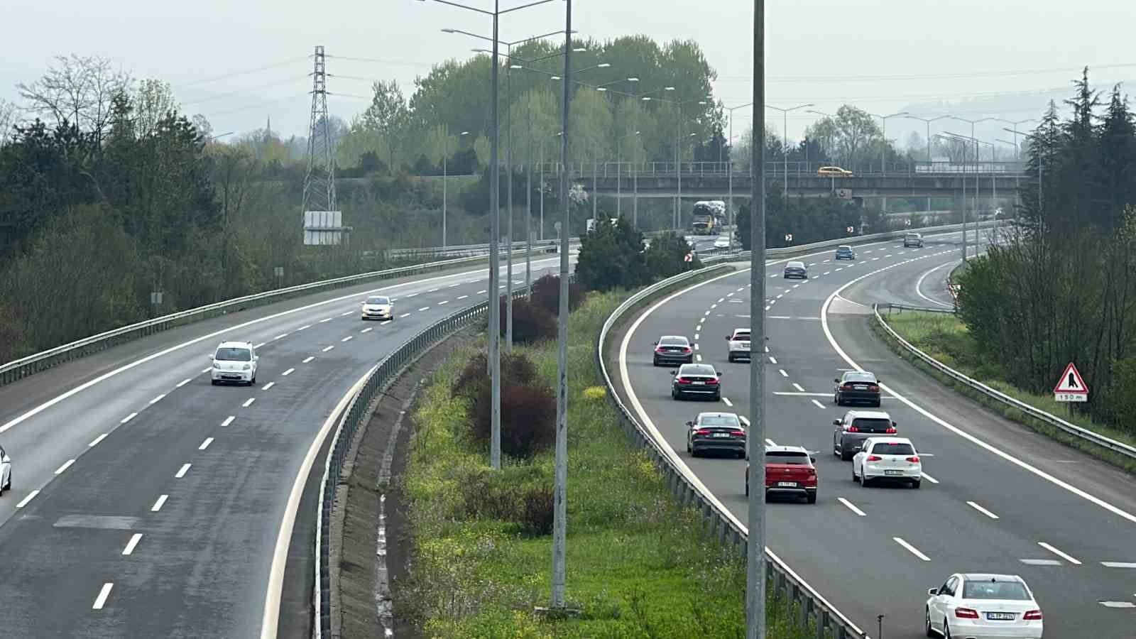 RAMAZAN BAYRAMI AREFESİNDE TEM OTOYOLU DÜZCE GEÇİŞİNDE AKICI YOĞUNLUK SÜRÜYOR.
