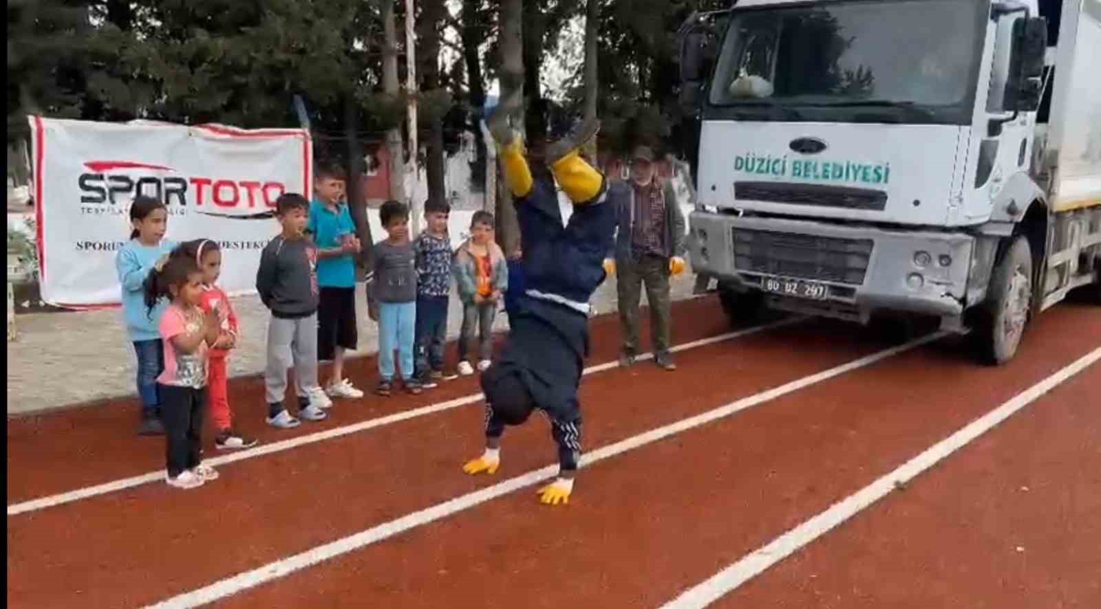 TEMİZLİK ÇALIŞANLARI, DEPREMZEDE ÇOCUKLARLA OYUN OYNADI
